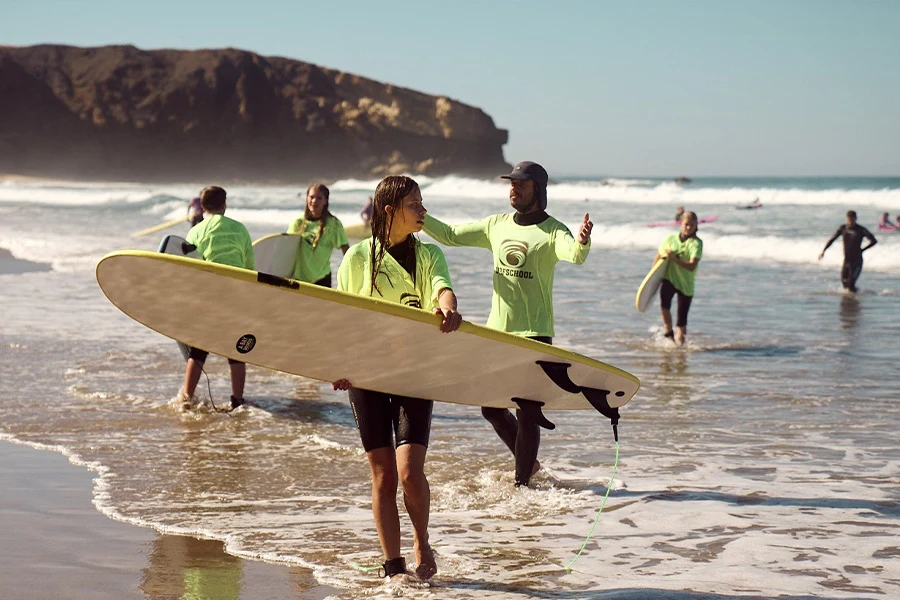 een groep gaat naar een surfschool