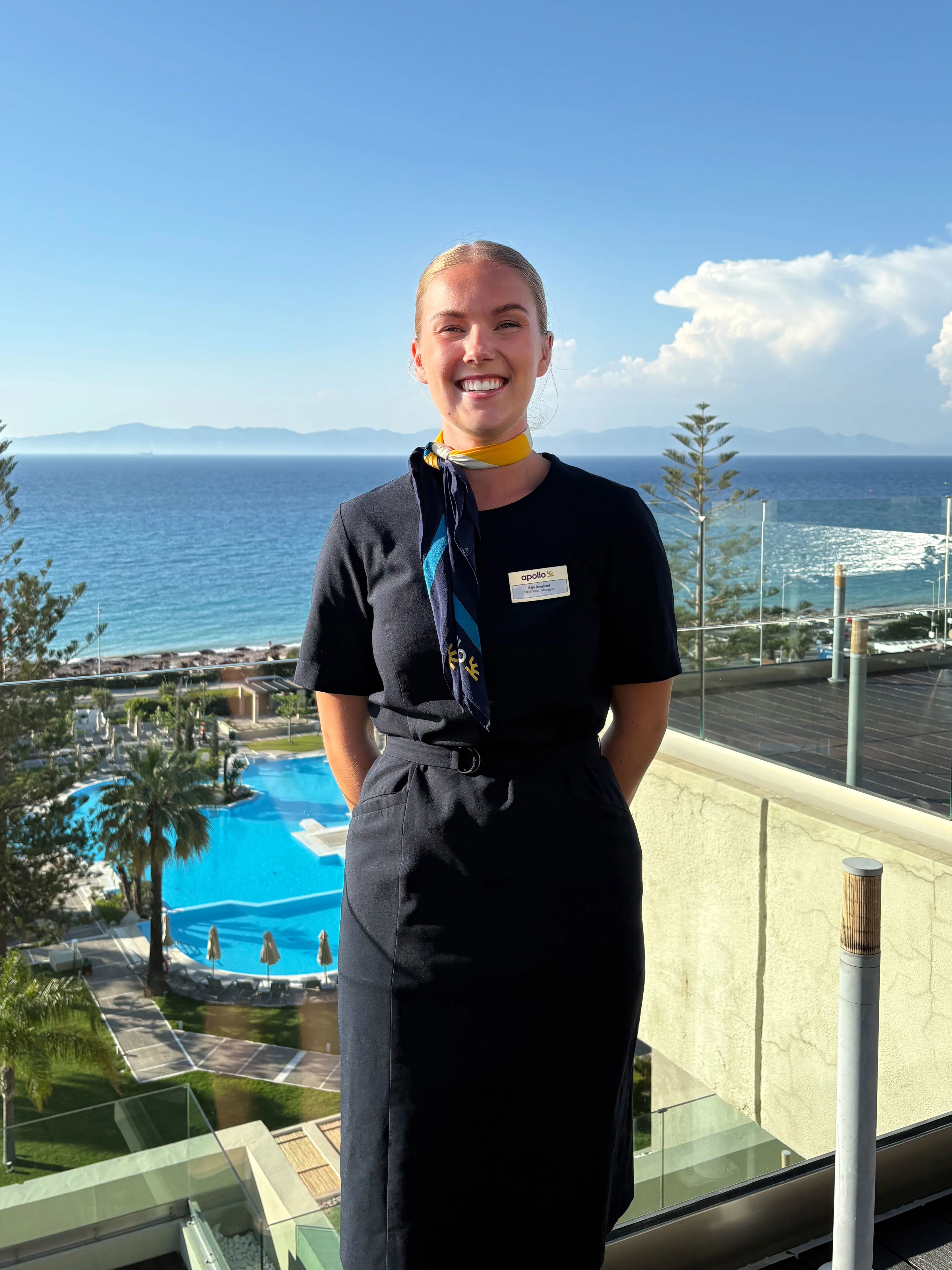 Reiseleder Maja fra Apollo med havet i bakgrunnen