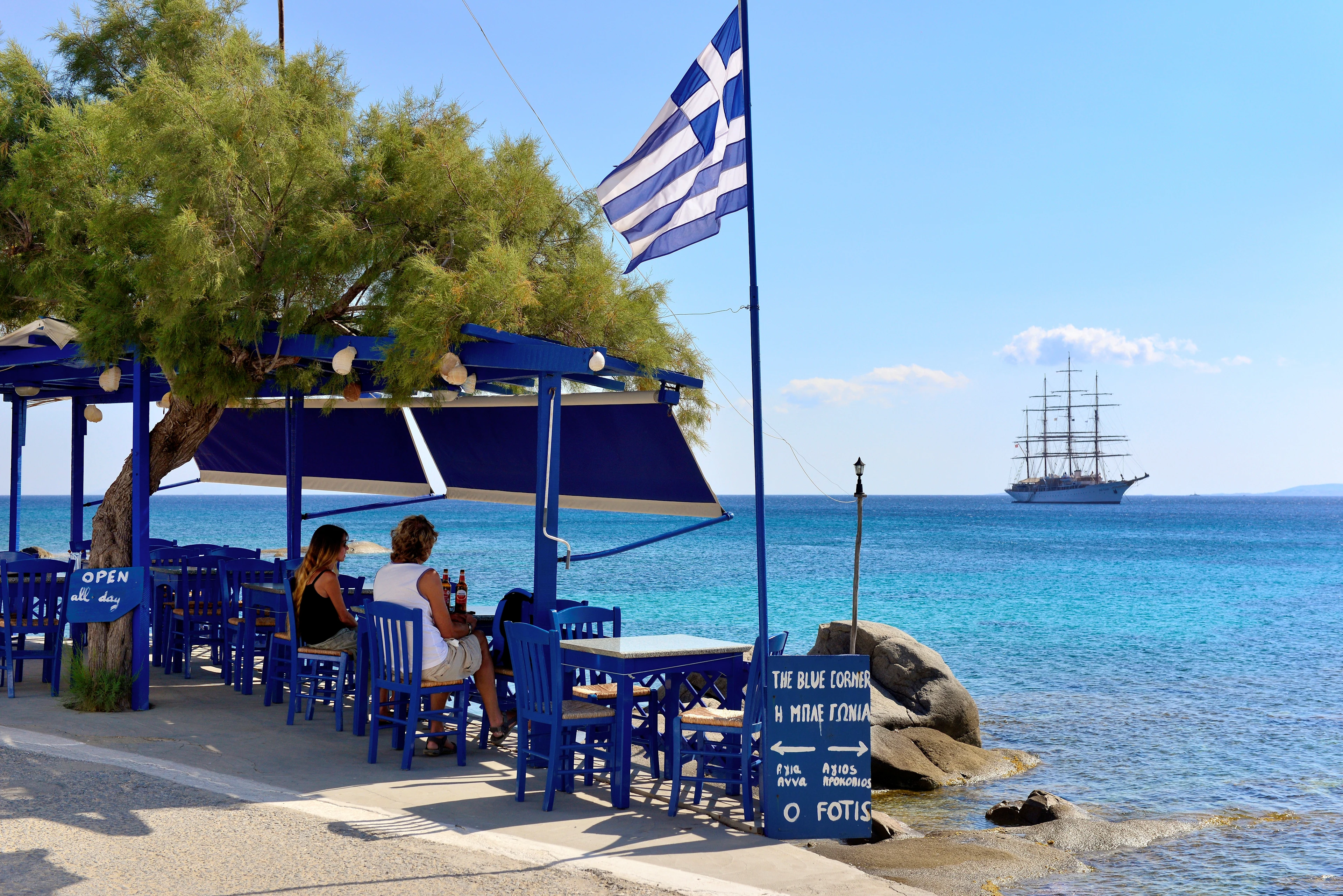 To kvinder på en taverna med udsigt over havet på Naxos