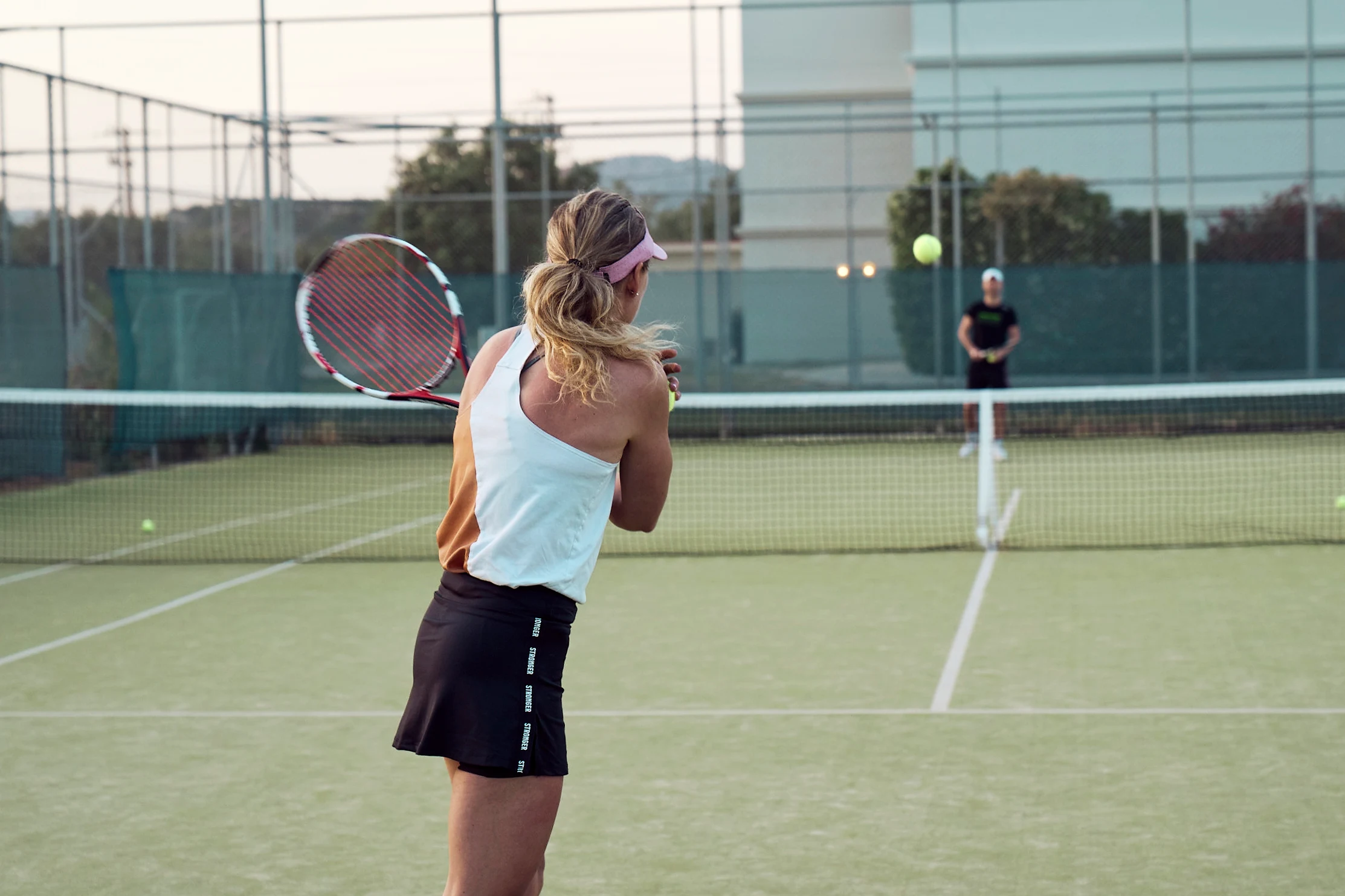 Et par som spiller tennis på et hotell på Rhodos