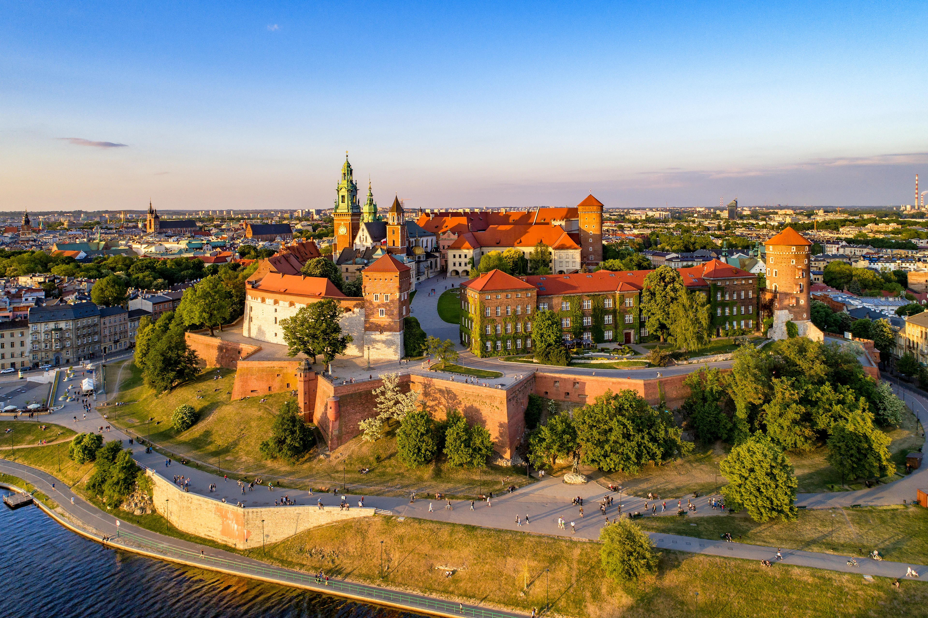 Udsigt over Wawel-slottet i Kraków med katedralen, forsvarsmurene og Wisla i forgrunden.