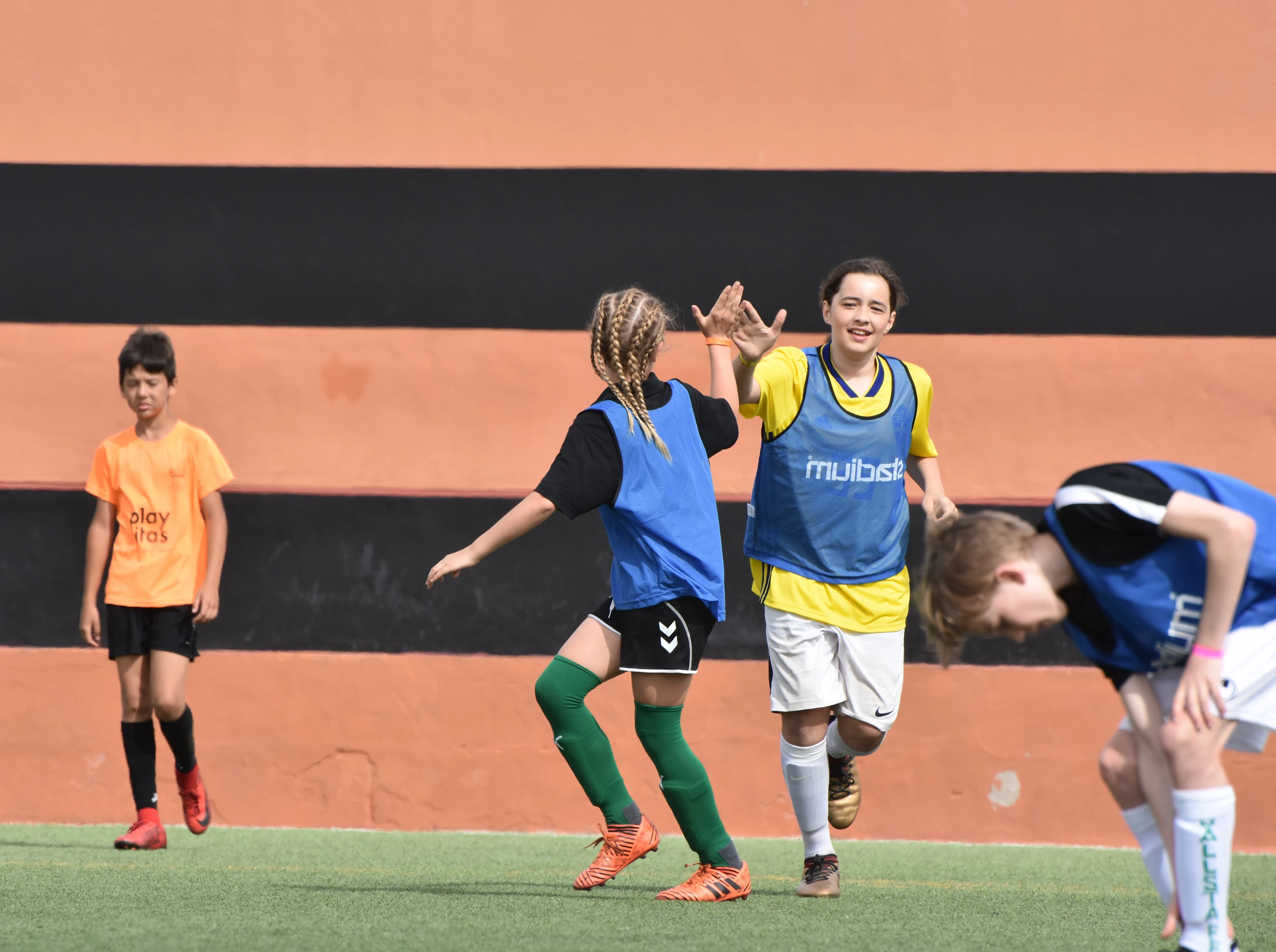 Barn som spiller fotball 