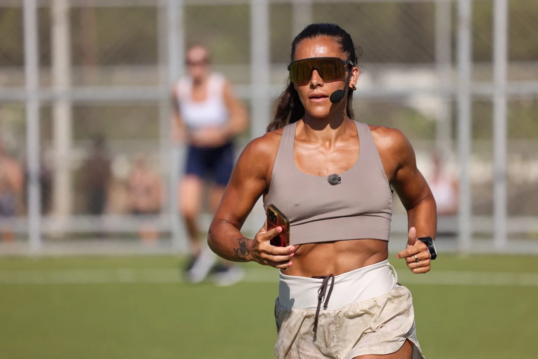 Funkygine instruerer med mic