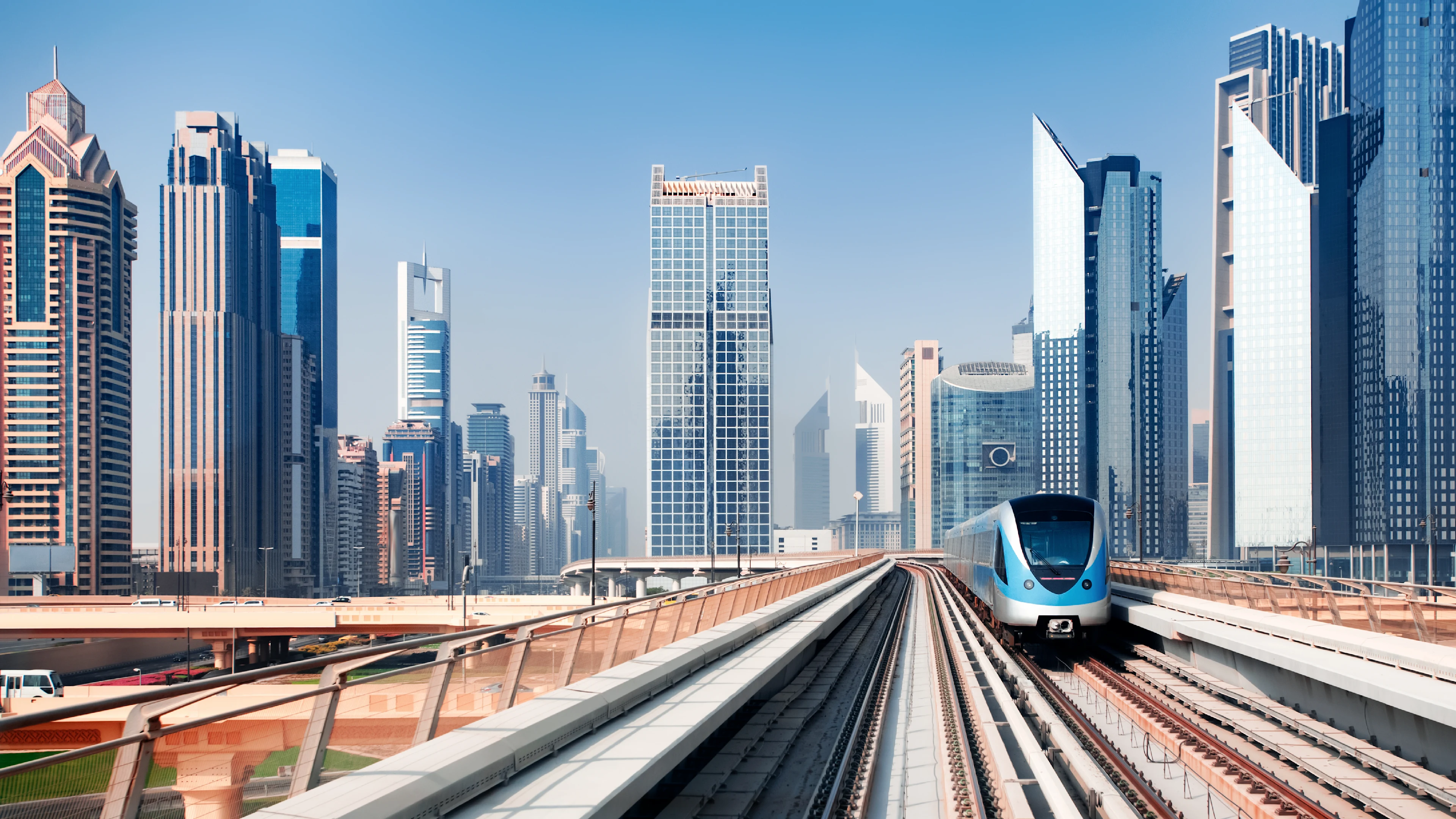 Treinen en wolkenkrabbers in Dubai