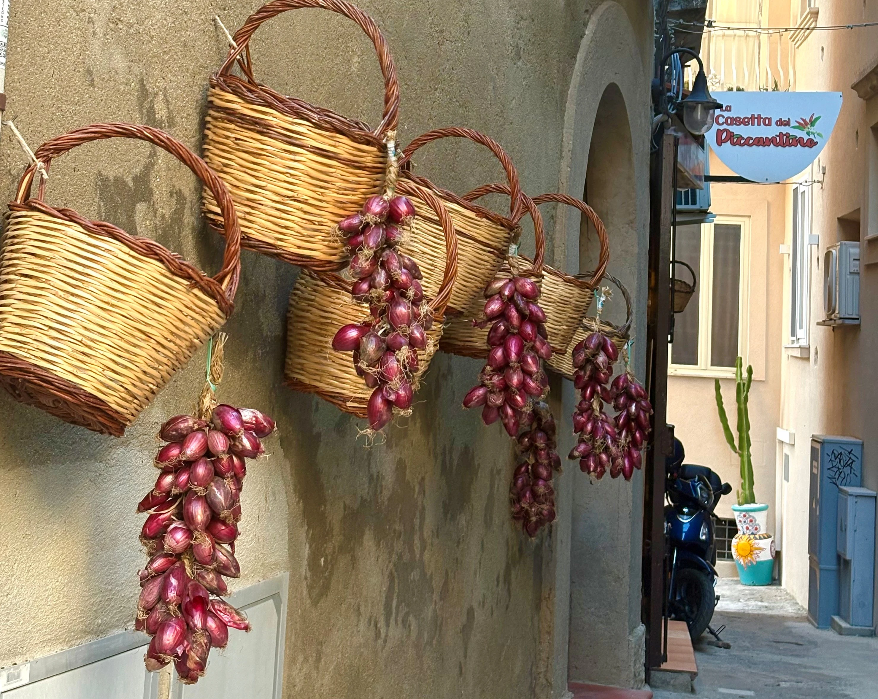 Utsikt över den italienska staden Tropea, med havet i bakgrunden
