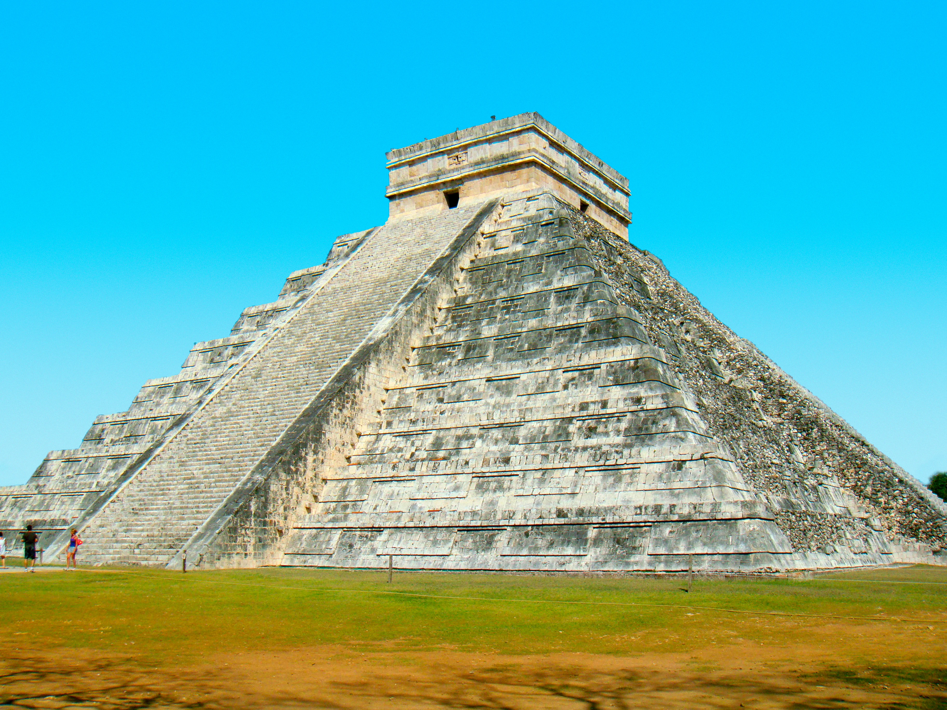 Mayapyramiden El Castillo i Chichén Itzá på Yucatánhalvön i Mexiko under en klarblå himmel.