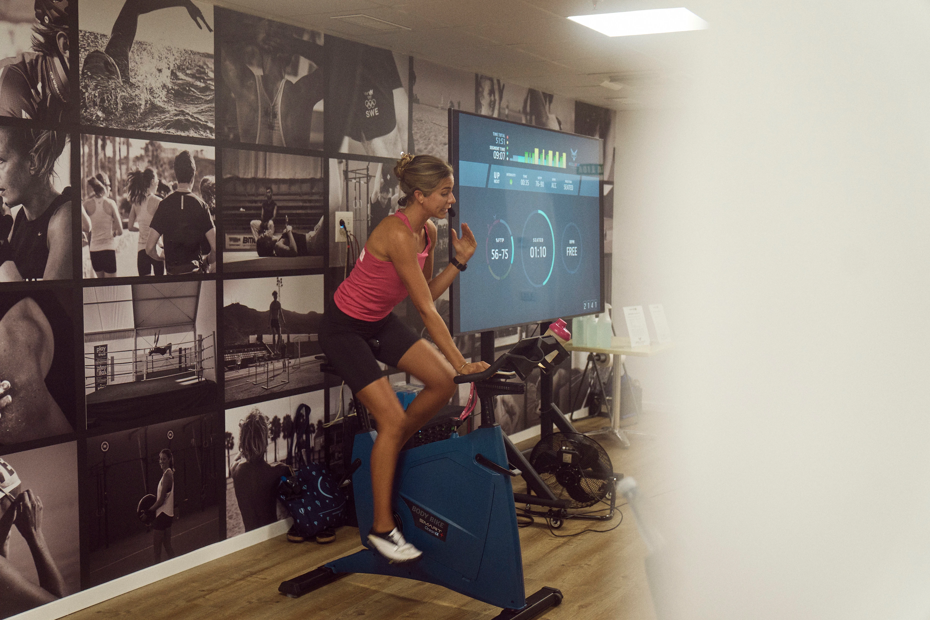 Instructeur Nanna geeft een spinningles