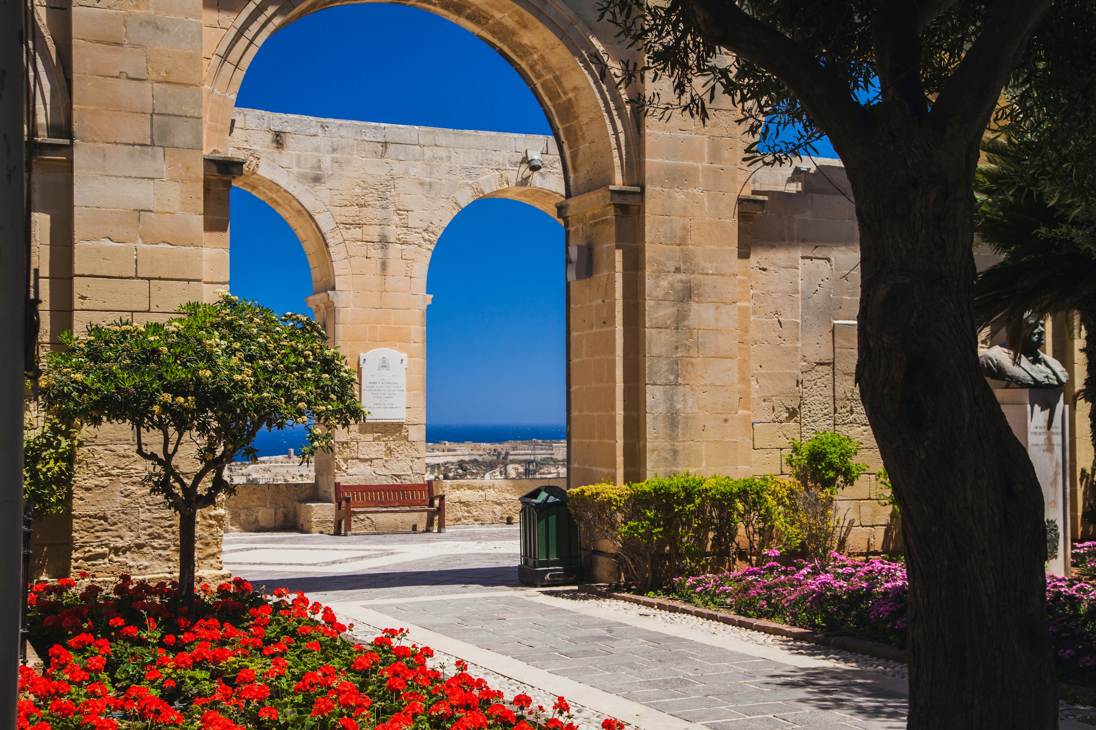 Utsikt genom stenvalv i Upper Barrakka Gardens i Valletta på Malta.