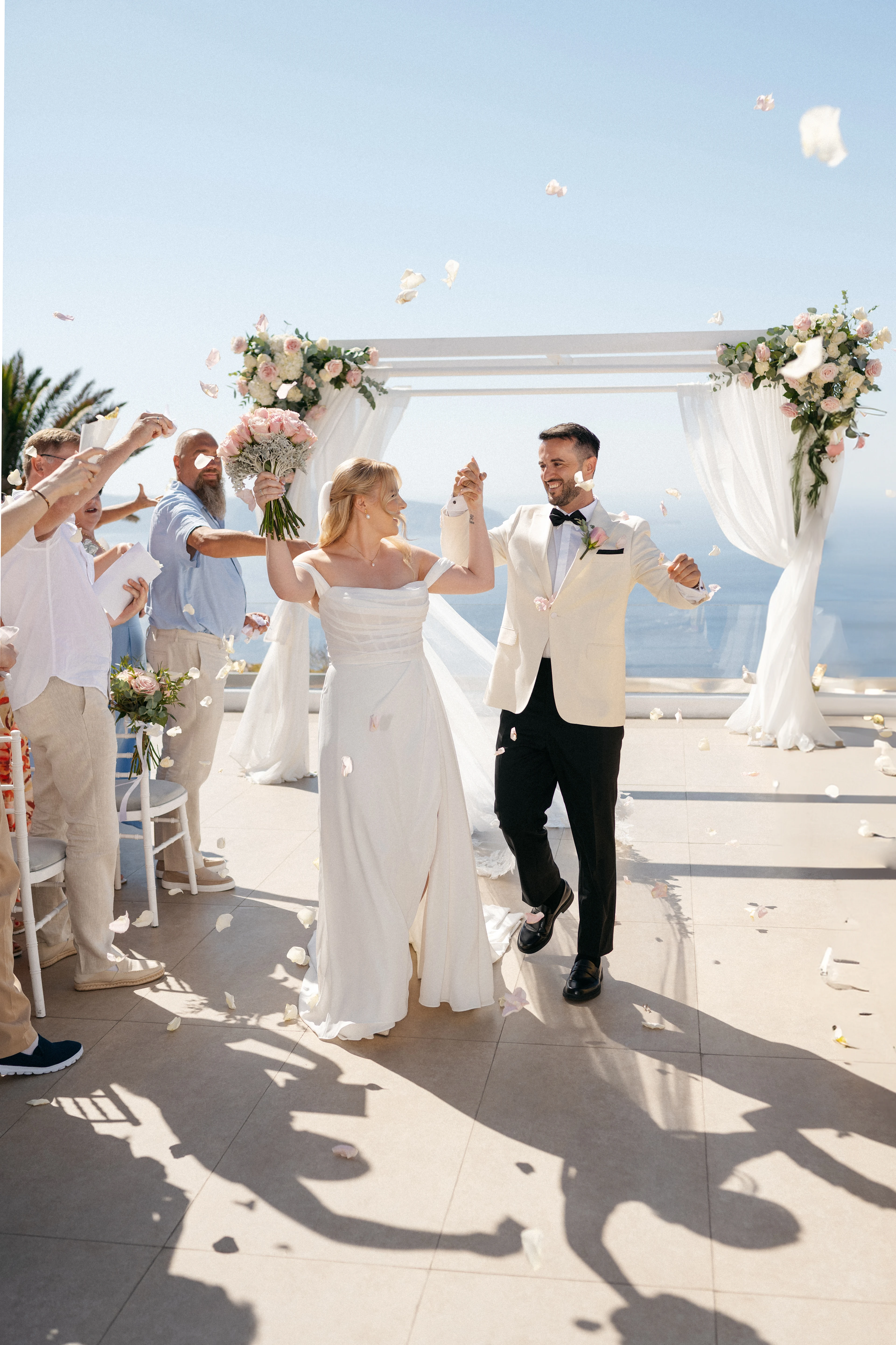 Et lykkelig nygiftet par på Santorini