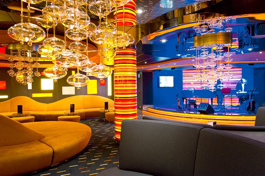 Jazzbar  med orange inredningsdetaljer 