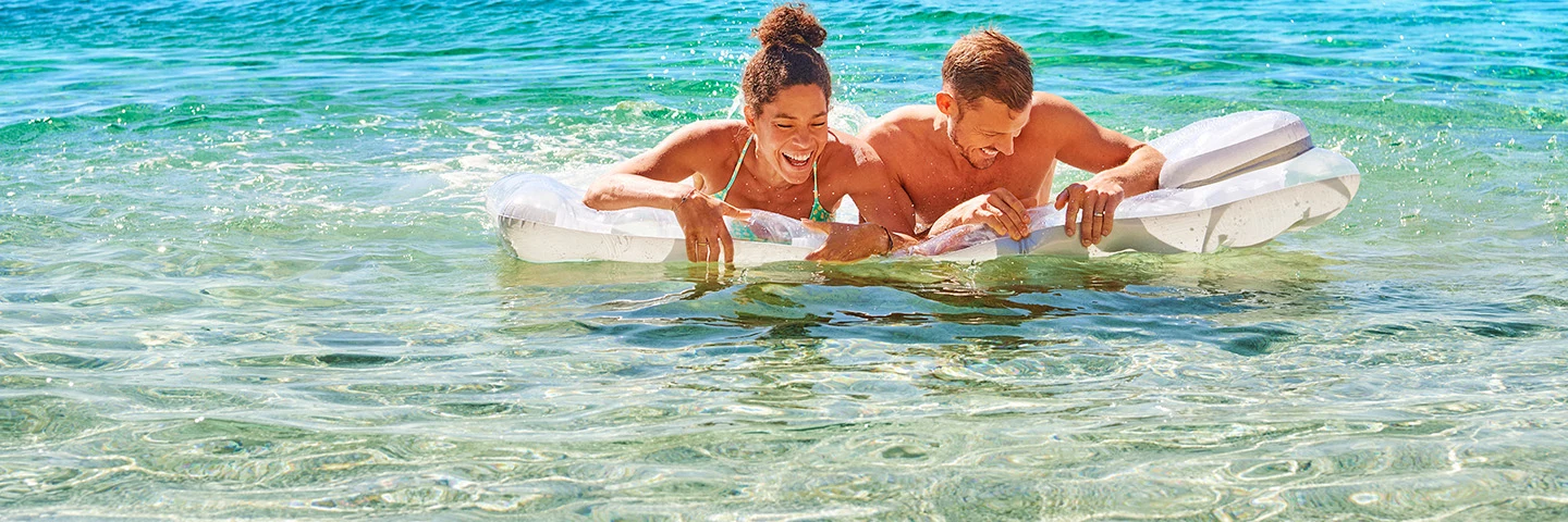 par flyder på luftmadras i vandet