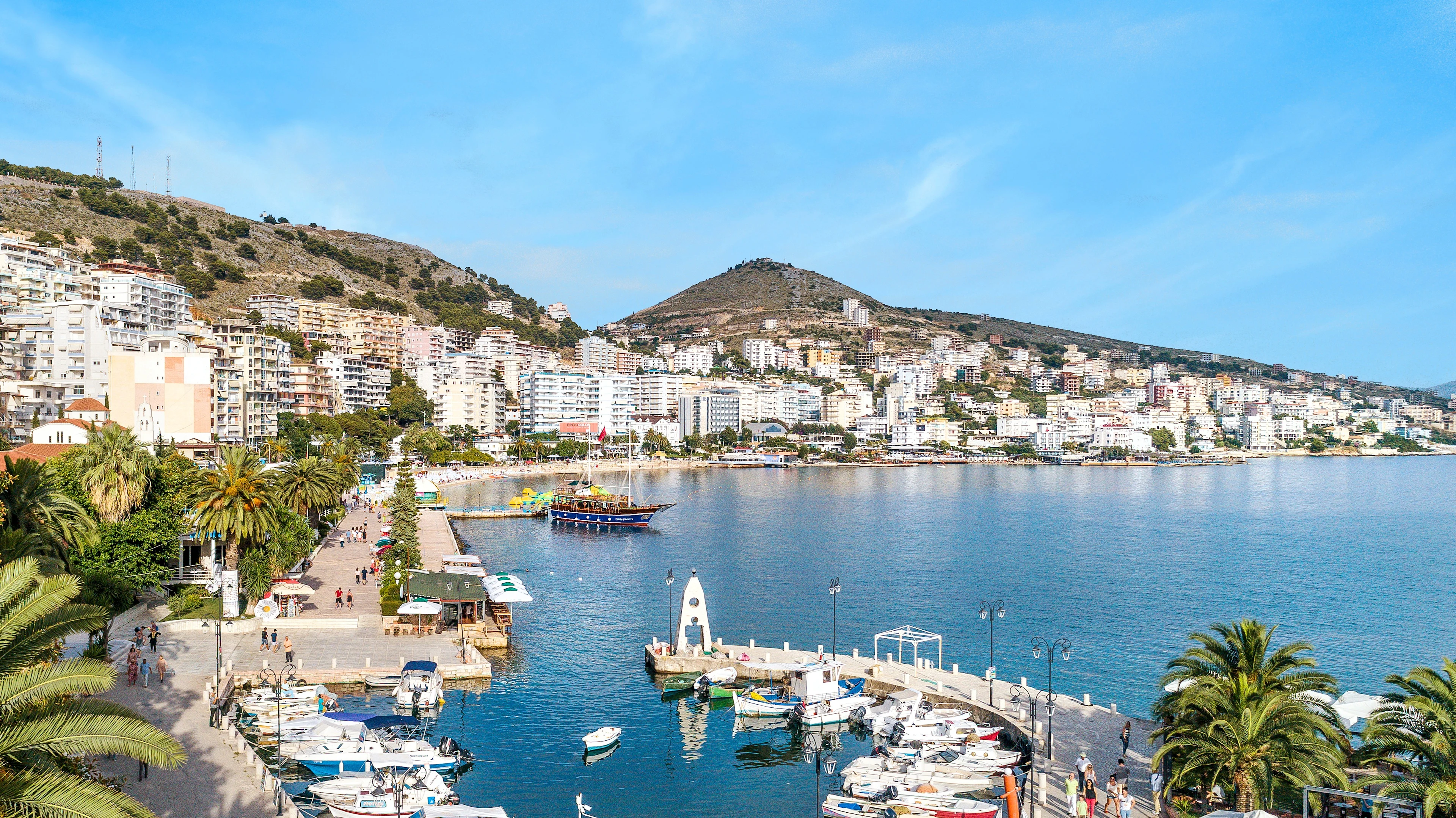 Strandpromenaden och den mindre hamnen i Saranda