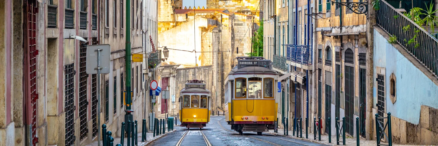 Trikken ruller ned en bratt bakke i Lisboa