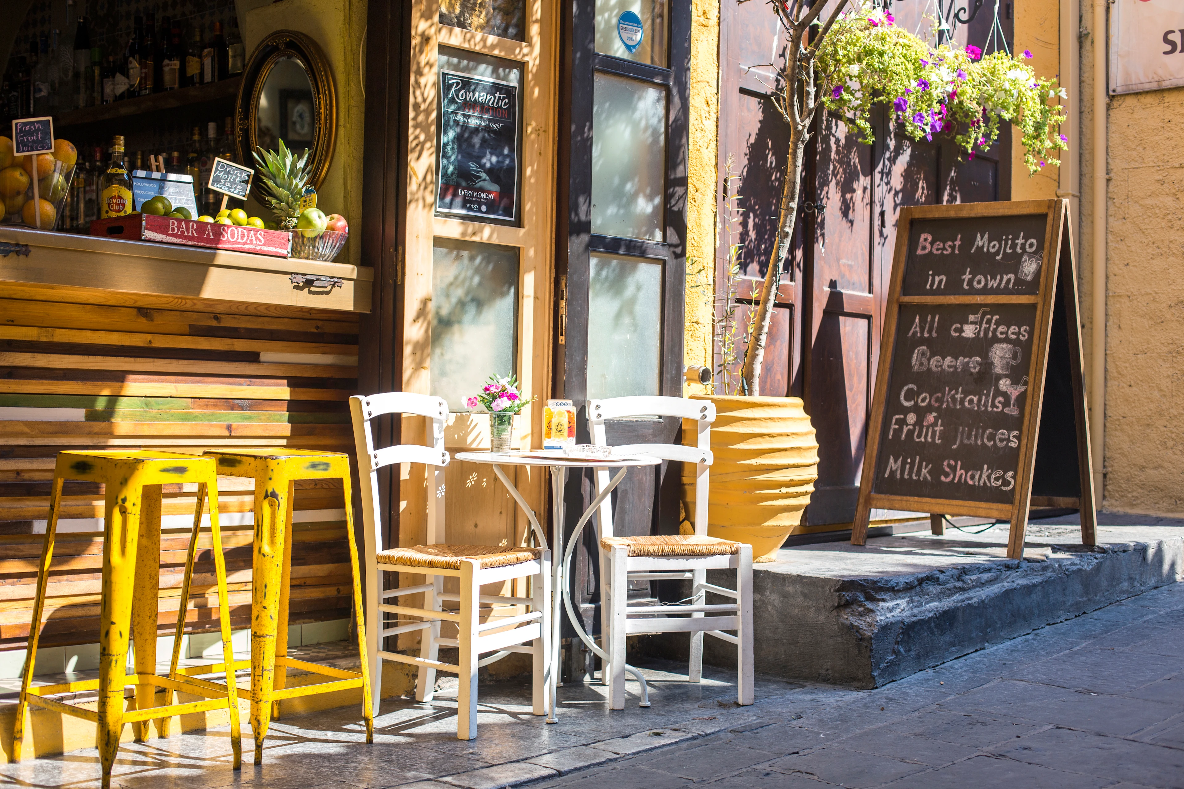 Litet café inne i Rhodos stad