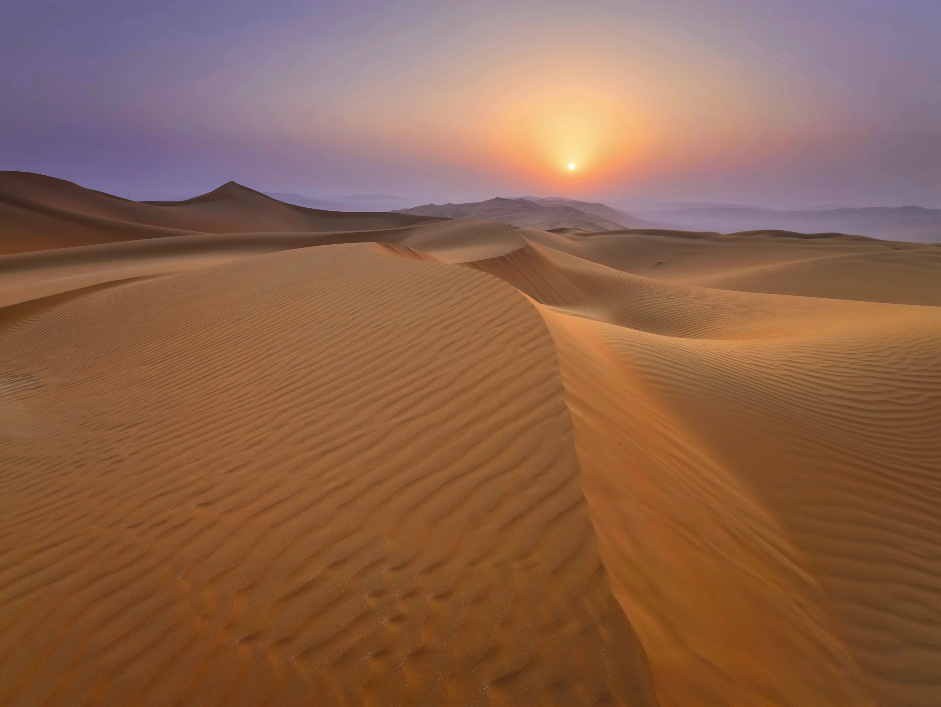 Solnedgång över öknen i Dubai