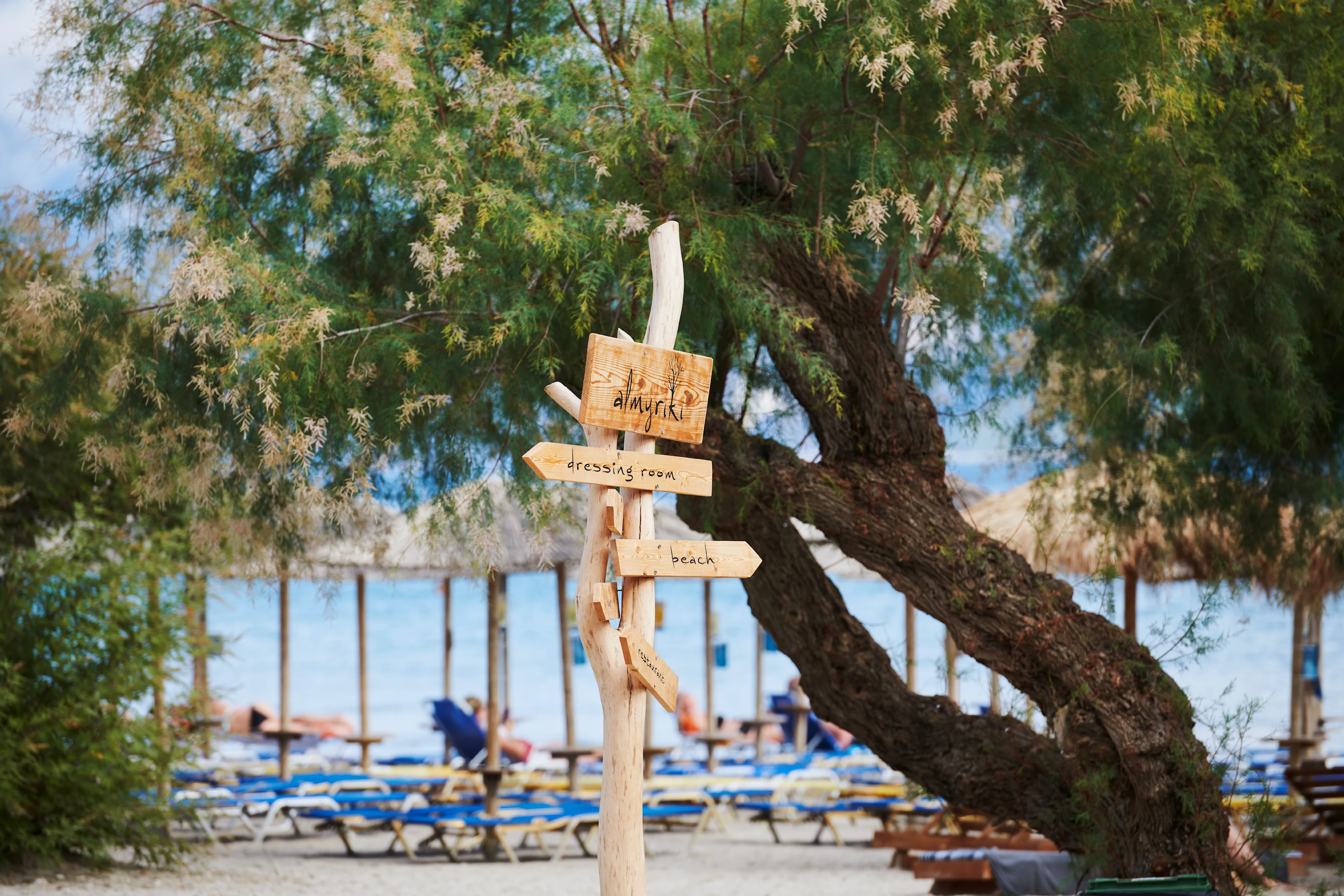 Skylt på stranden i Pythagorion på Samos