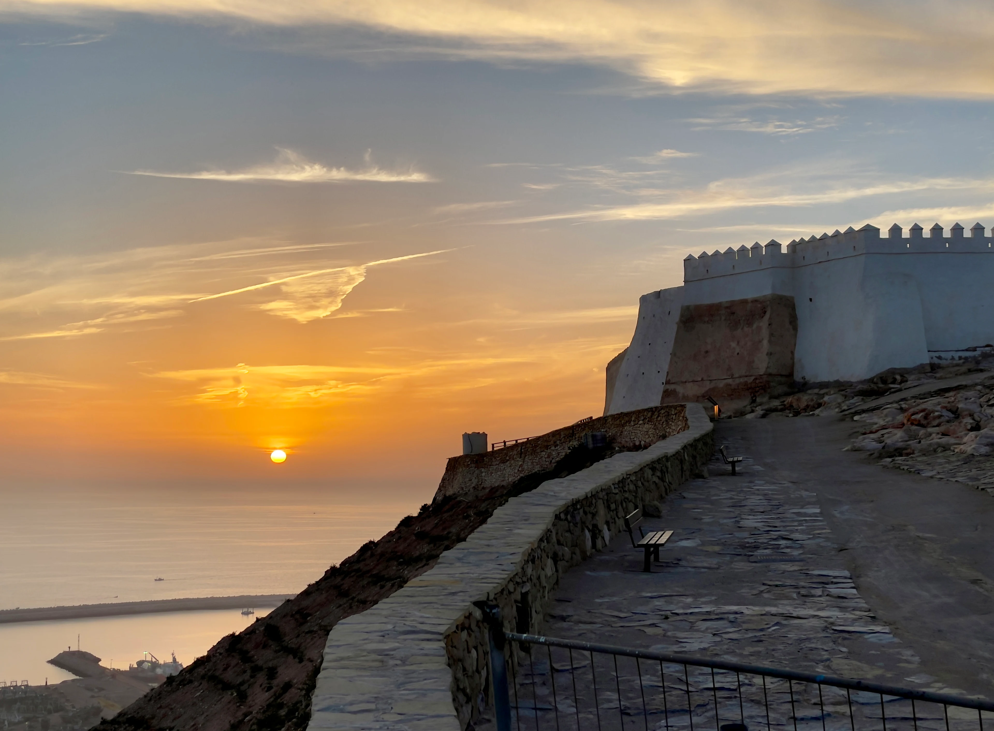 Kasbah Agadir Oufella i Agadir ved solnedgang med udsigt over Atlanten og kystlinjen