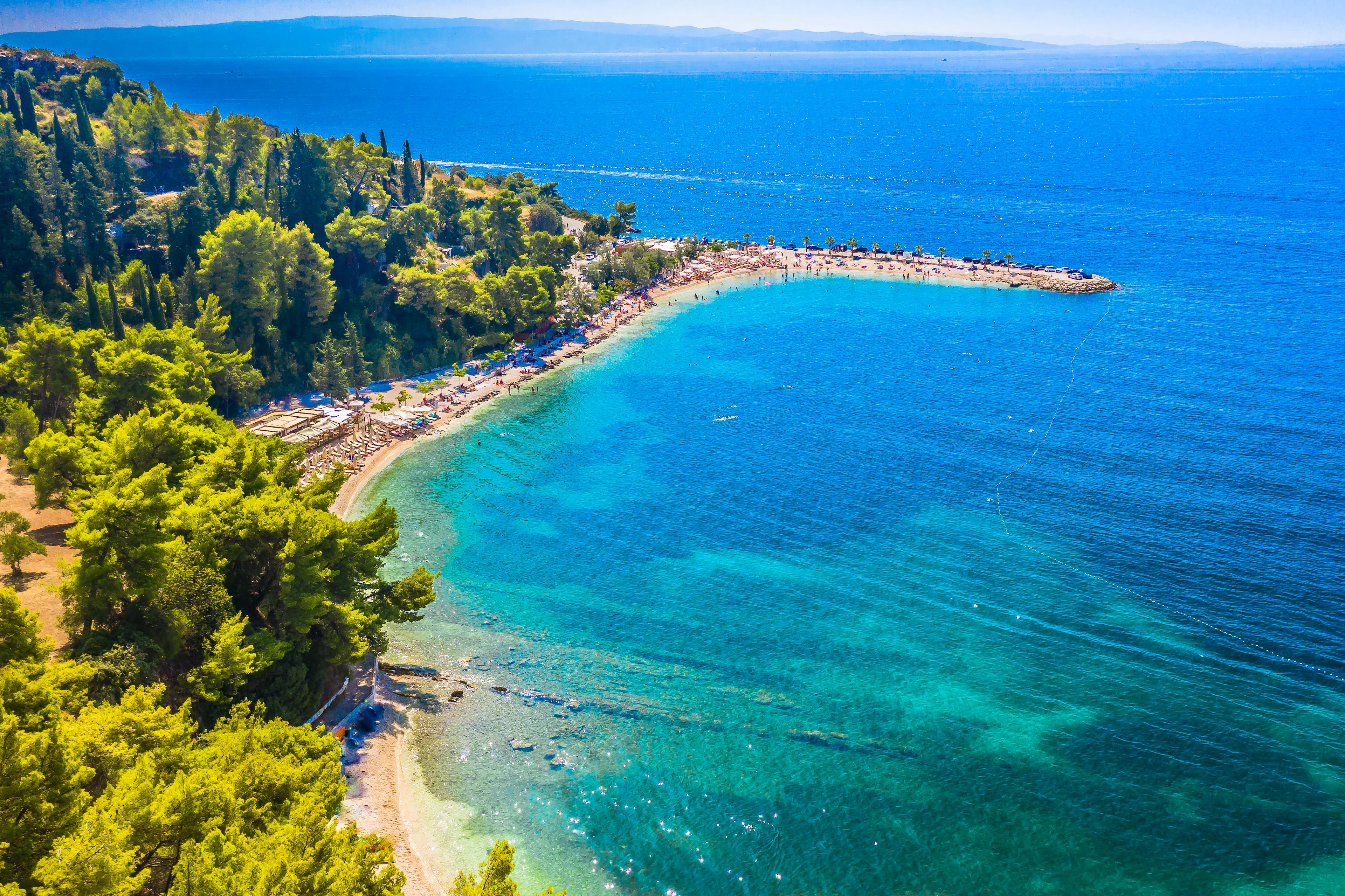 Kašjuni Beach i Split, en populär strand vid Marjanhalvön med klart vatten och natursköna omgivningar.