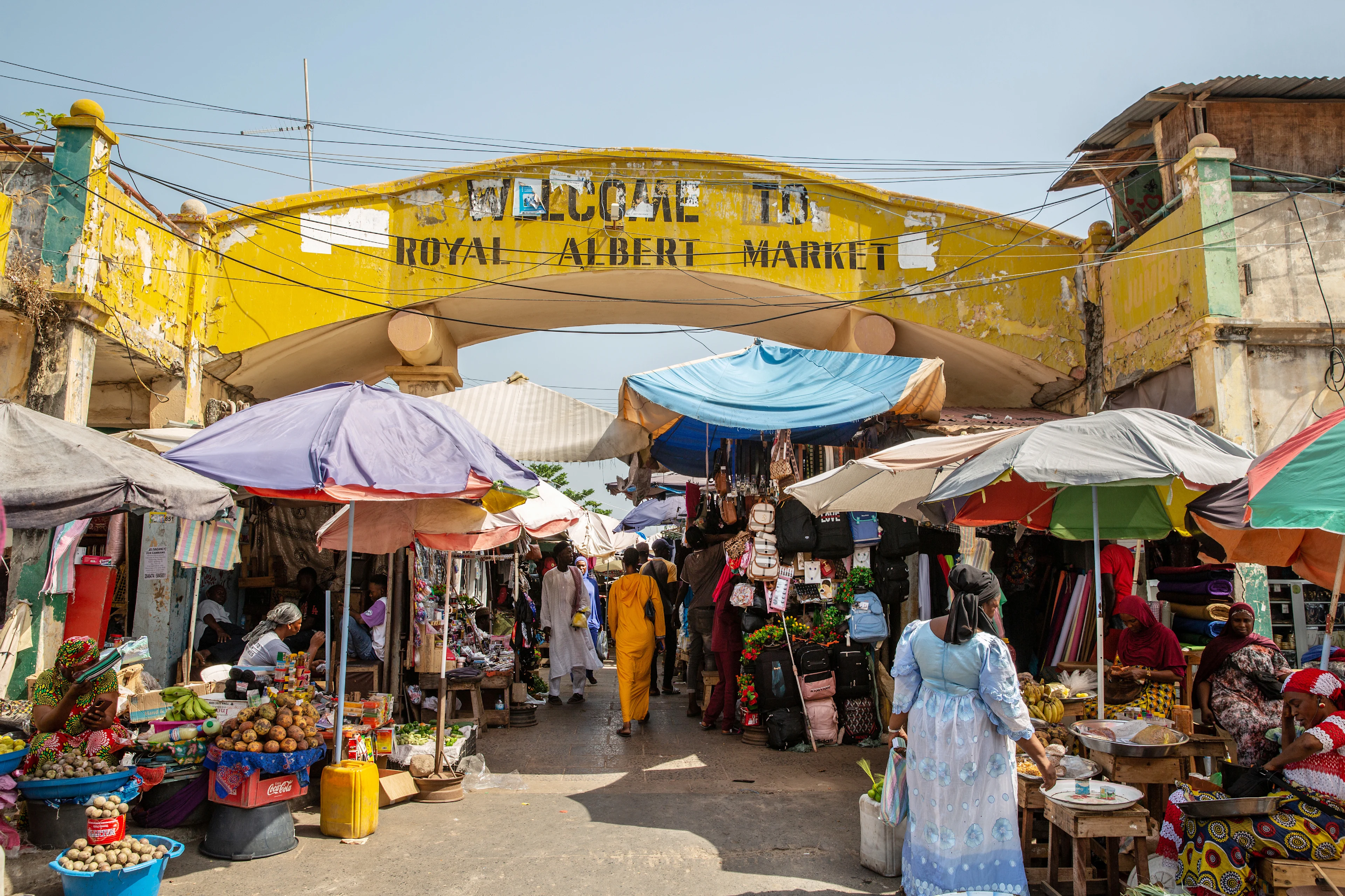 Kvinner handler på det fargerike Albert Market i hovedstaden Banjul