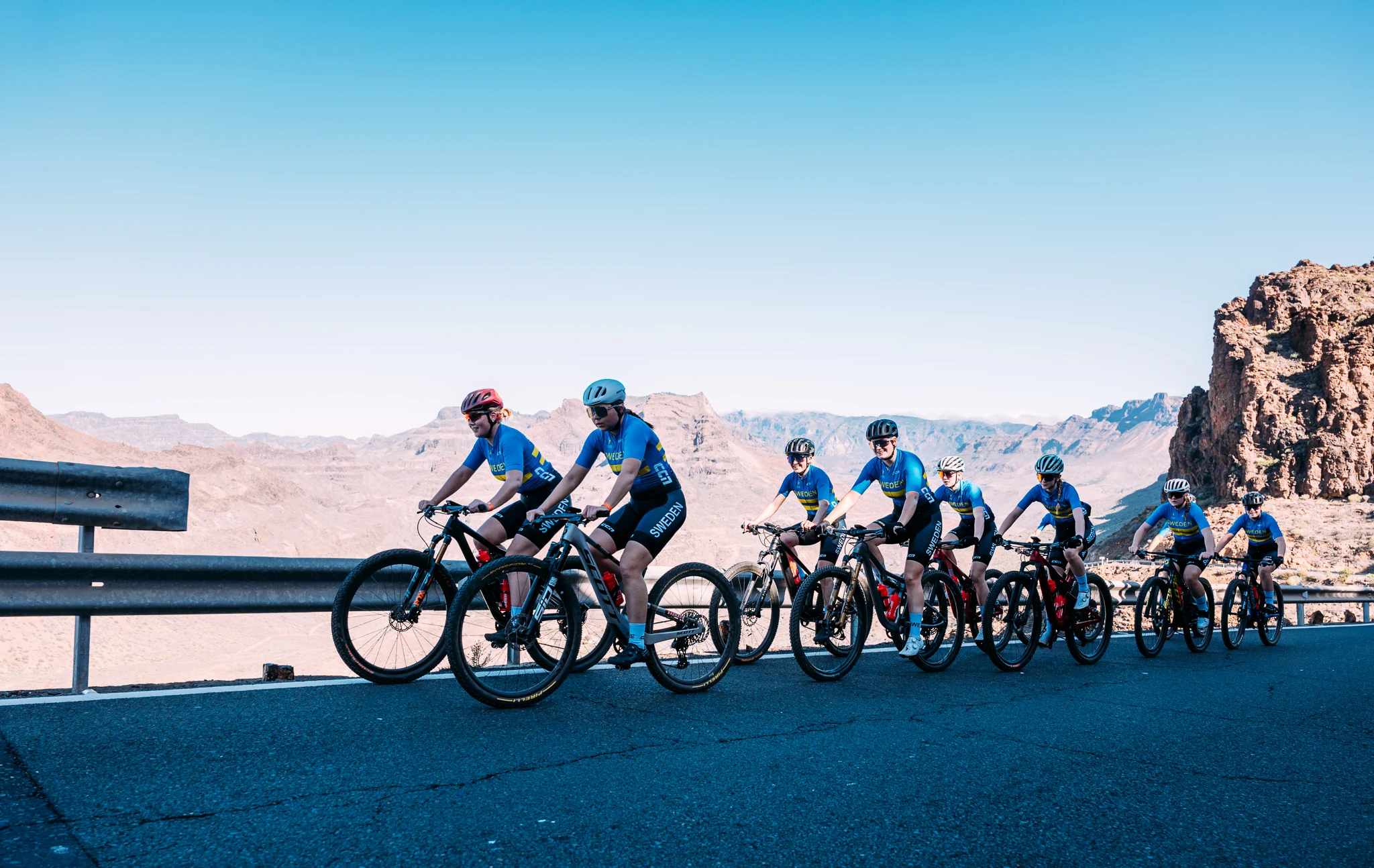 Grupp kvinnor som cyklar på landsväg