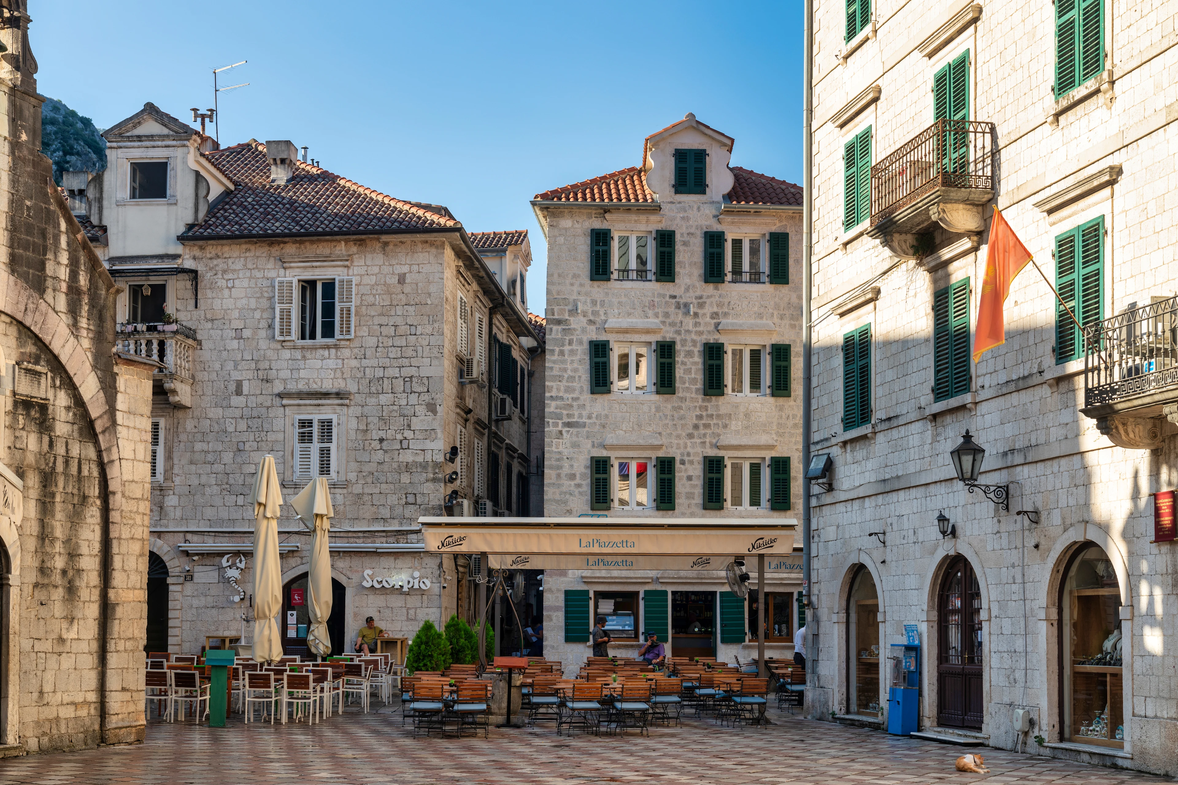 Vackra stenhus i gamla stan i Kotor