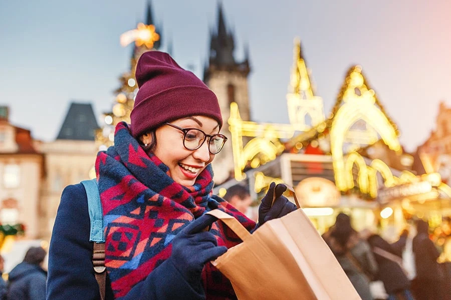 kvinna tittar glatt in i sin shoppingväska