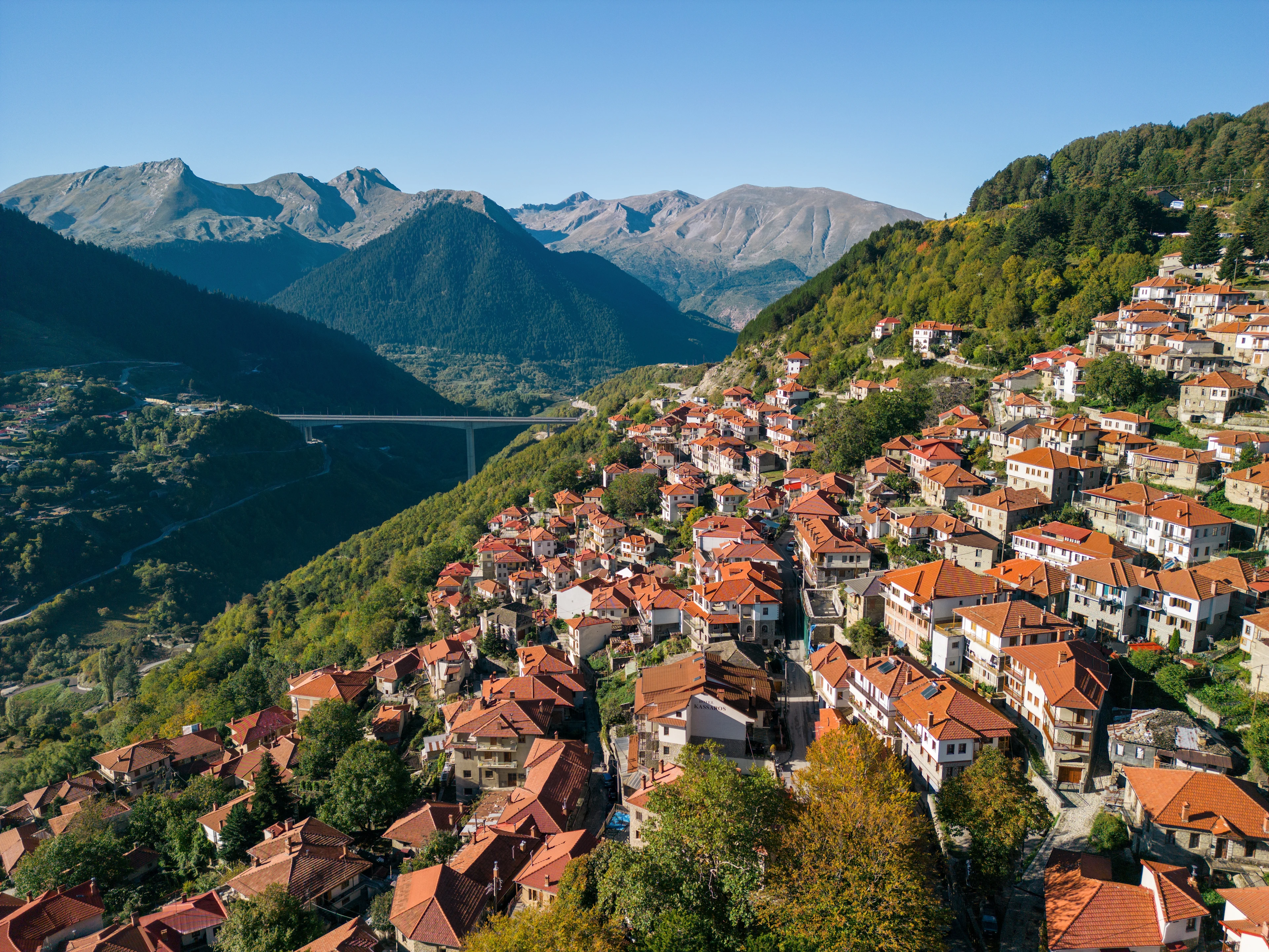 Utsikt över Metsovo i Epirus, med sina traditionella hus på bergssluttningen och storslagna vyer över Pindosbergen.