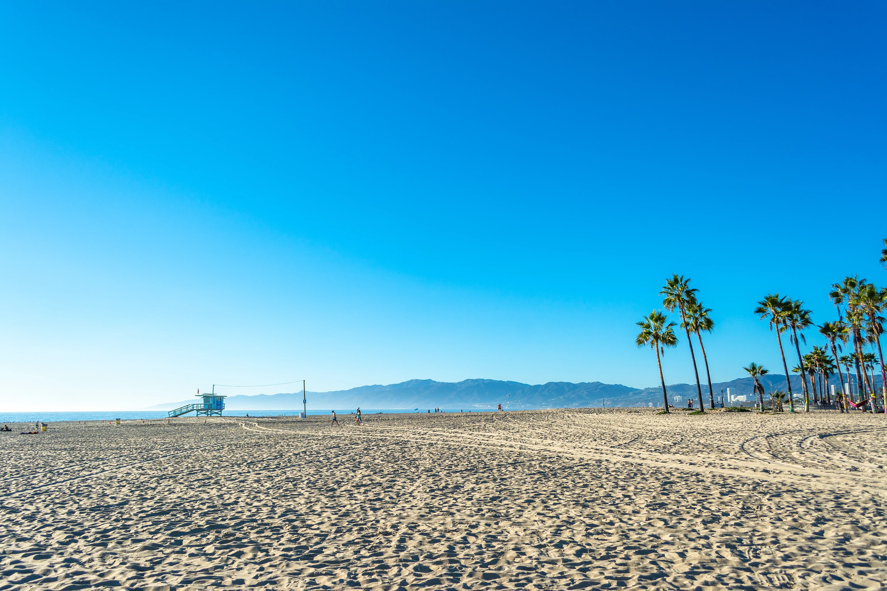 Leveä hiekkaranta Venice Beachillä Los Angelesissa.
