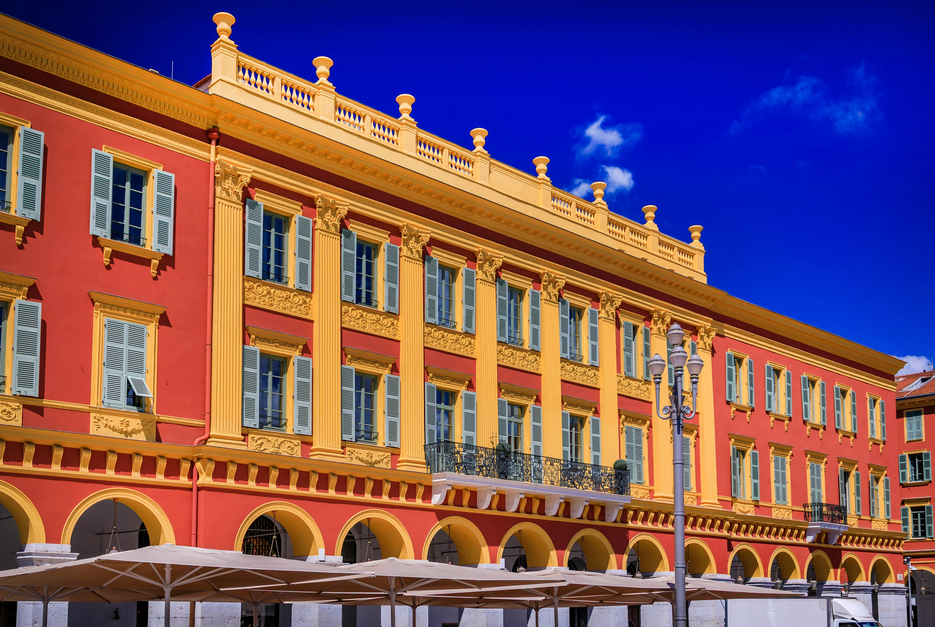 Färgglatt hus vid Place Massena i Nice