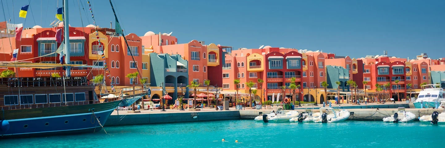 den nya hamnen med färgglada hus och båtar i Hurghada