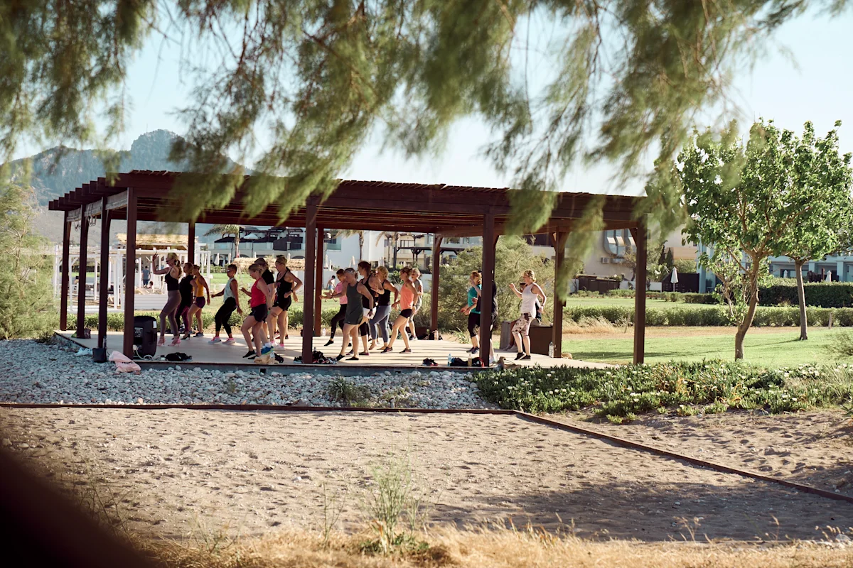 Gruppklass som dansar 