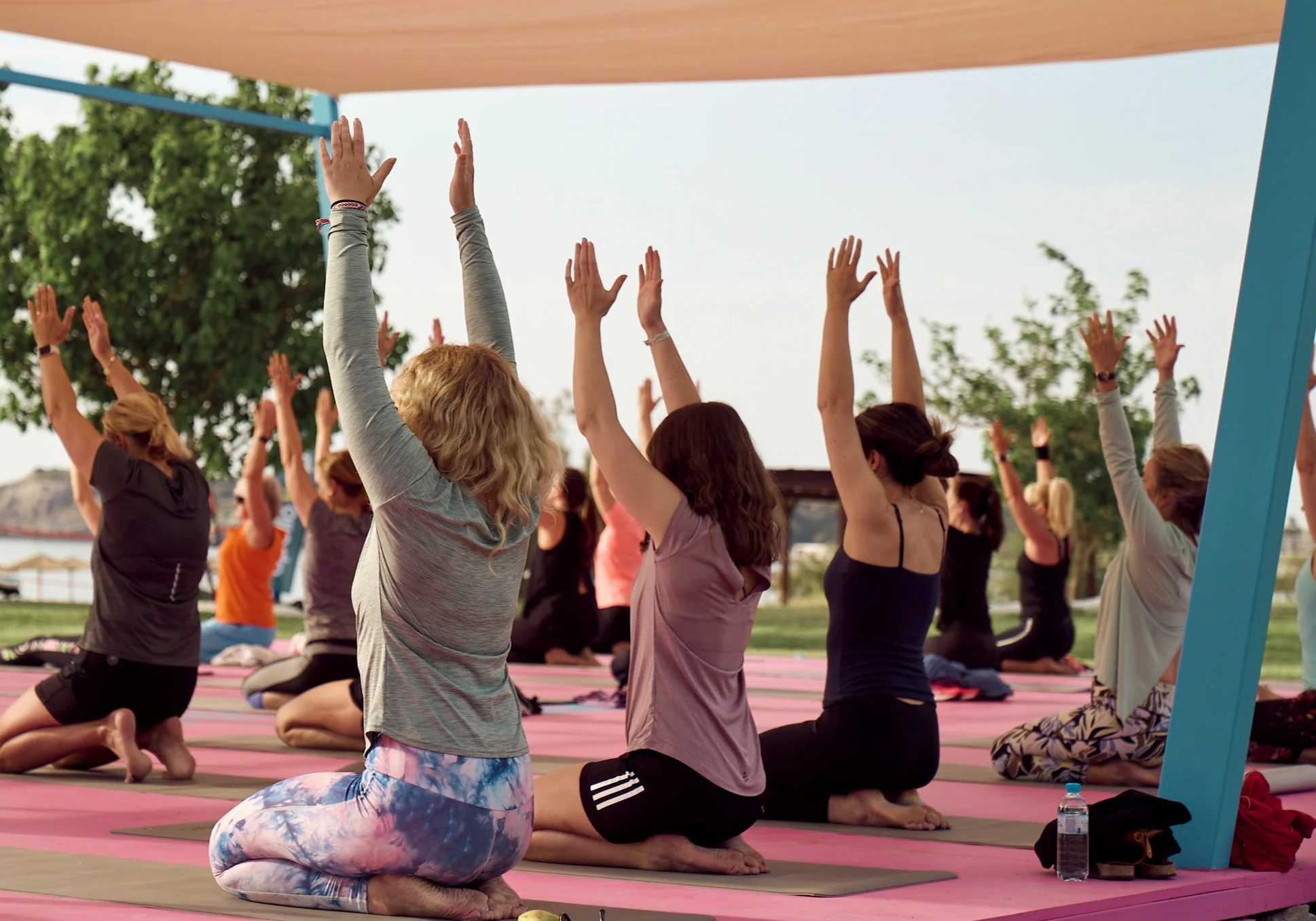 Yoga på rosa plattform