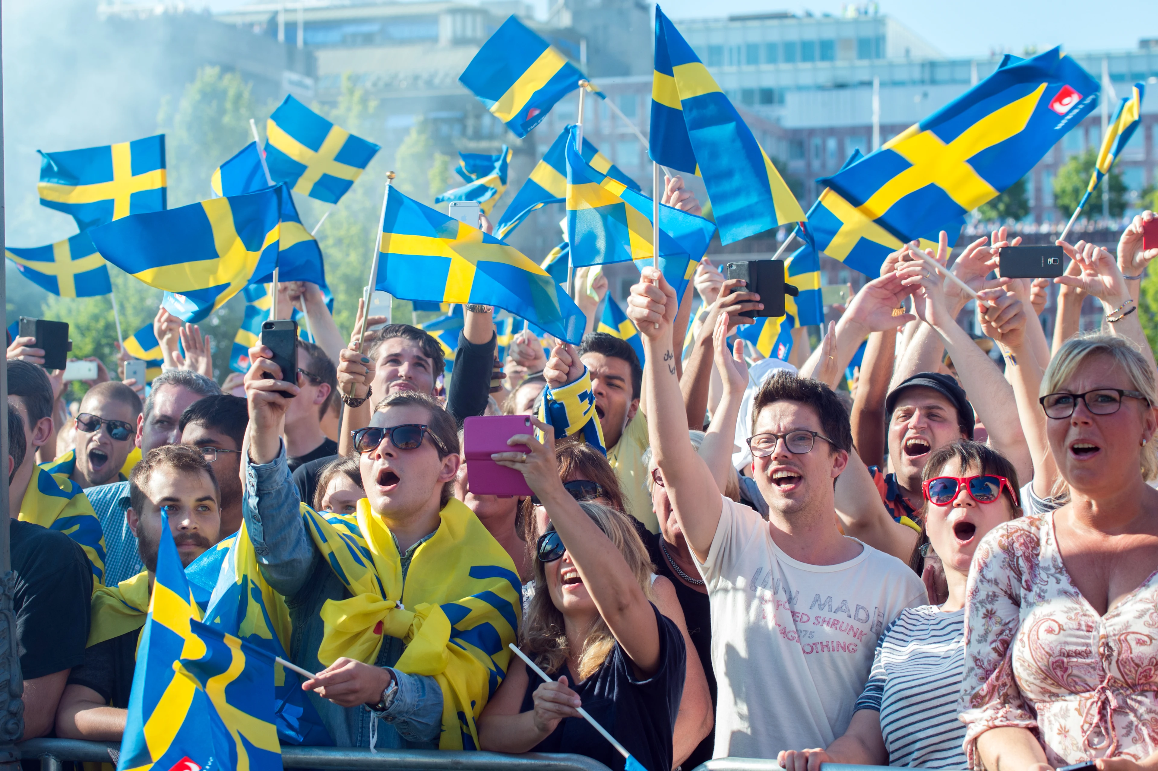 Svenska fans med flaggor firar i Kungsträdgården
