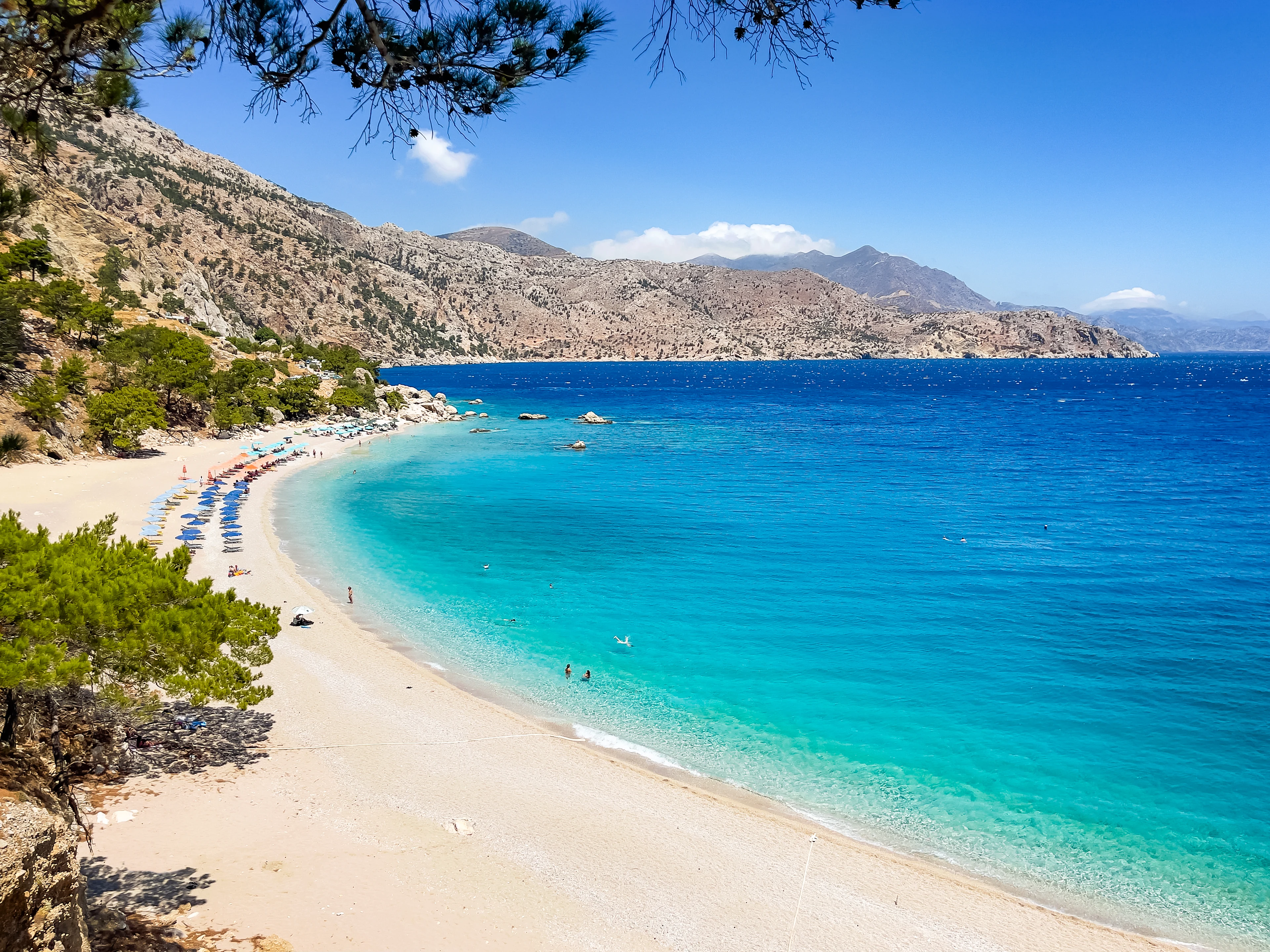 Utsikt över den populära stranden Apella på Karpathos