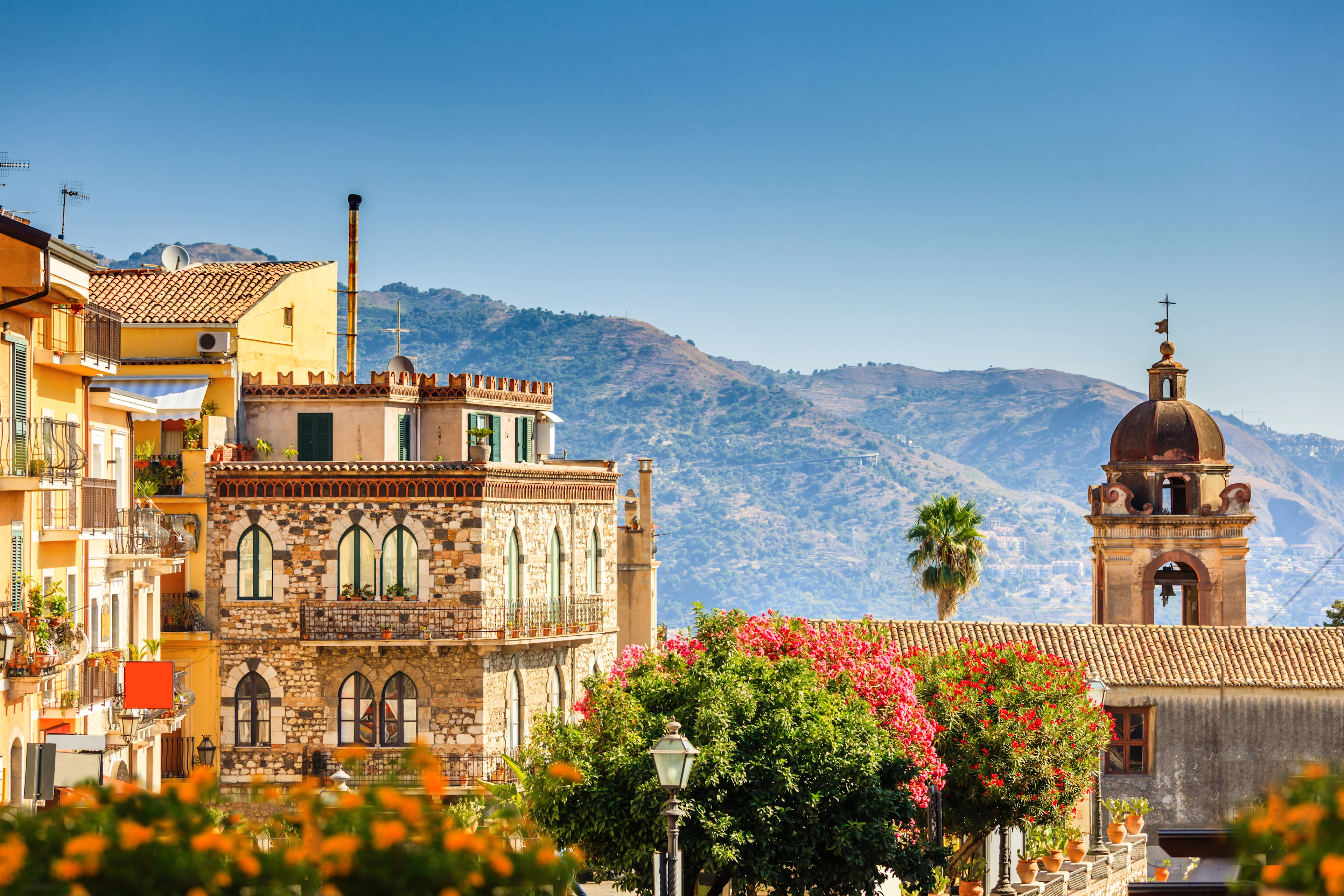 Smuk arkitektur og blomster i Taormina, Sicilien