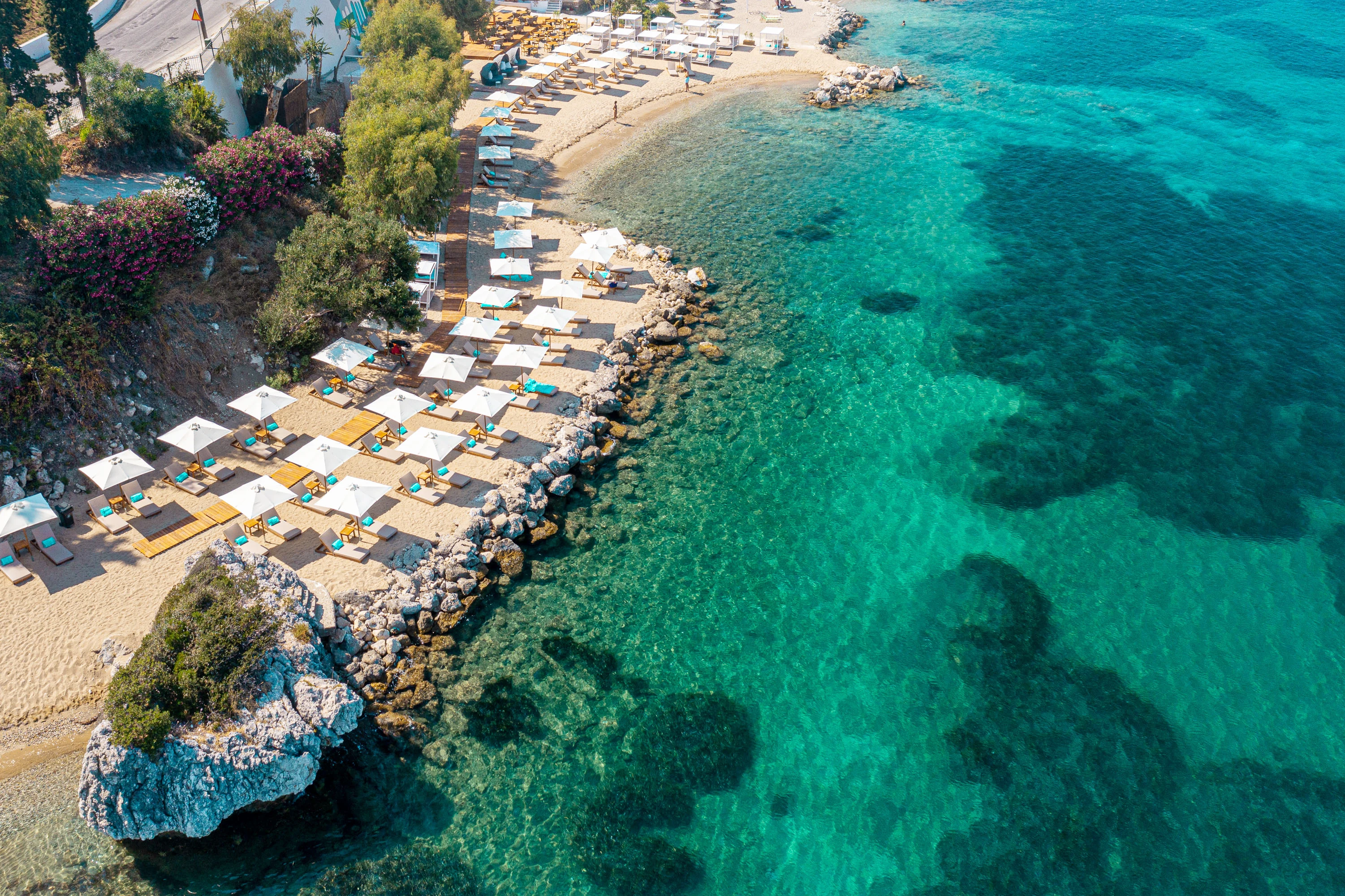 Utsikt över turkost vatten och solstolar vid hotellet Angsana Corfu