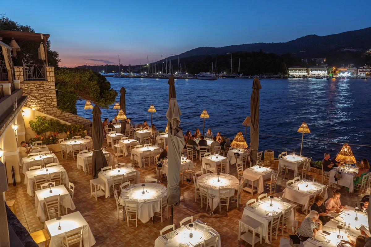 Gäster som äter middag på Filakas uteservering 