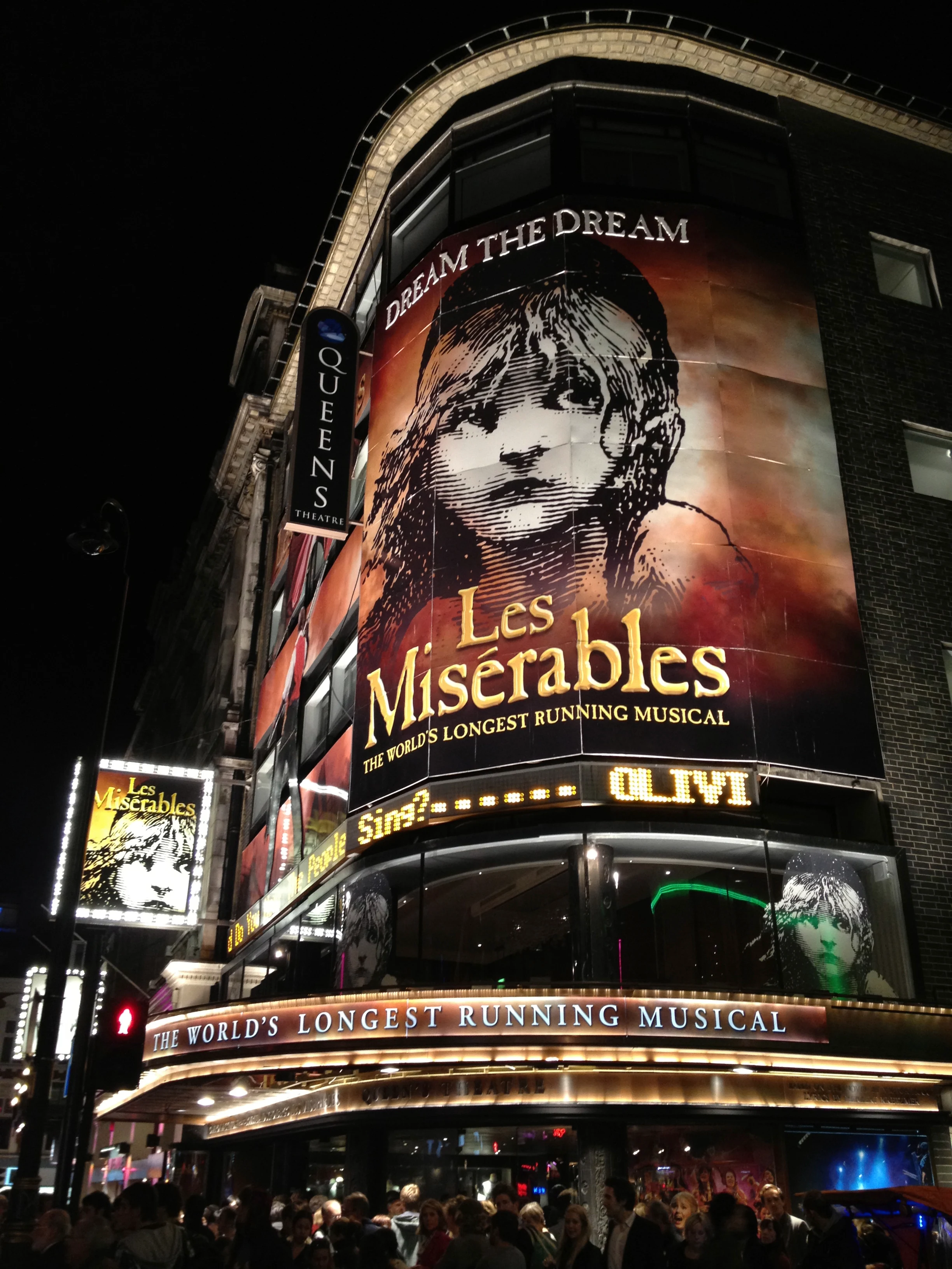 Musikalteater i London med föreställningen 'Les Misérables' på scen.