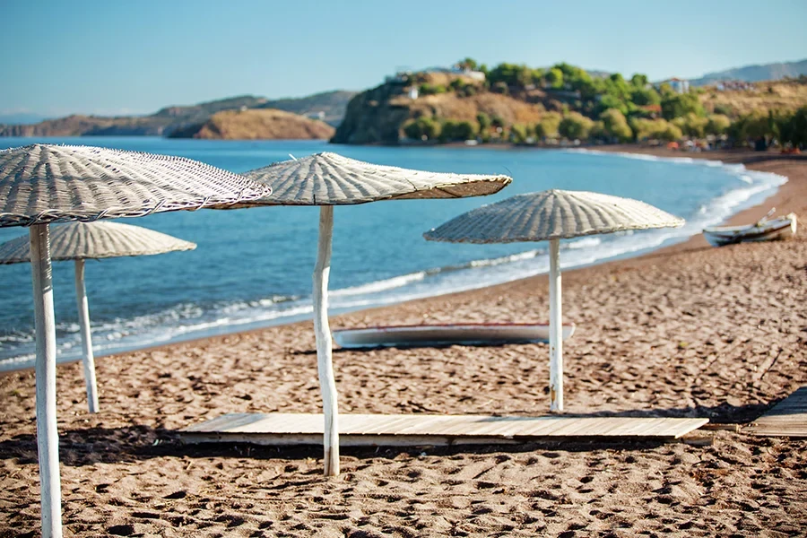 Strand med parasol