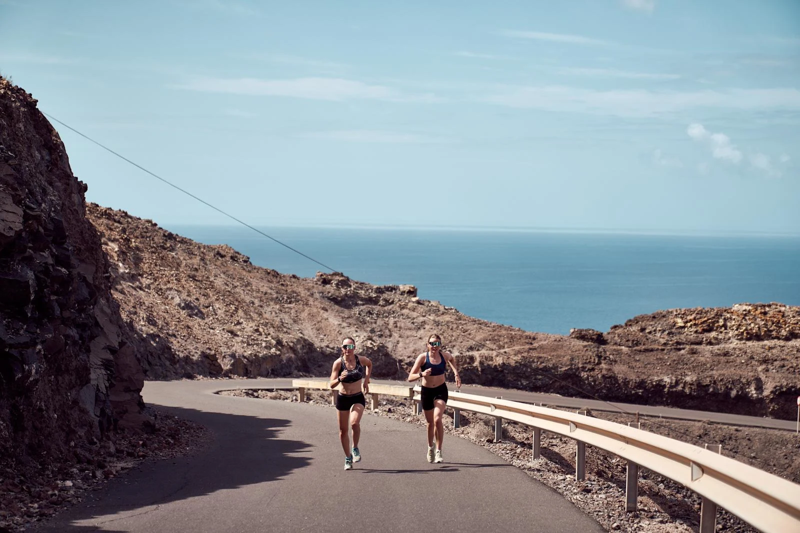 To jenter som løper på en asfaltert vei på Fuerteventura. 