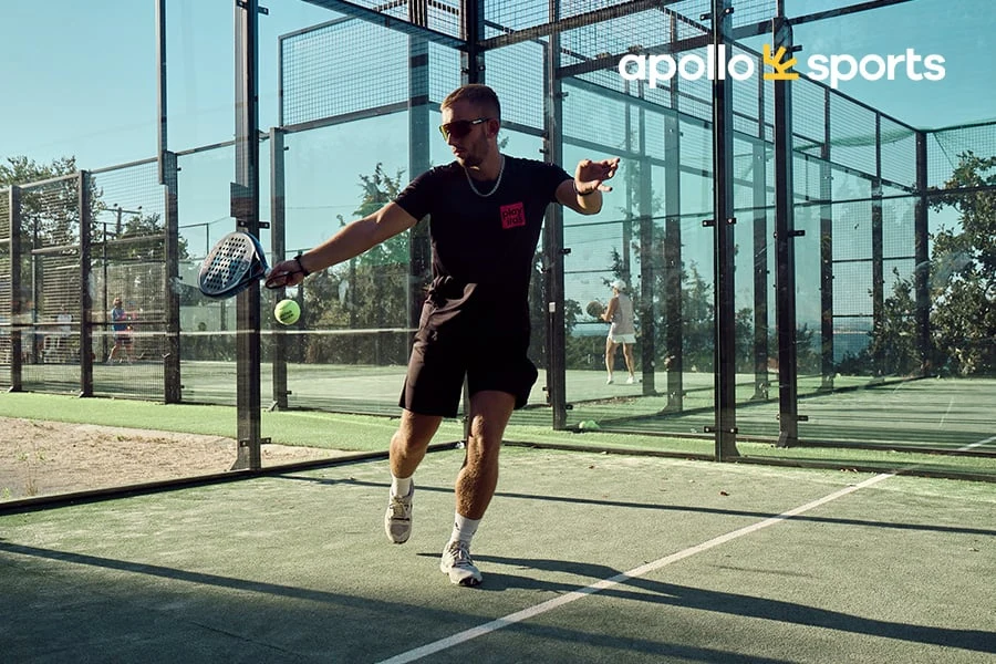 Padelcoach Albin speelt op een padelbaan