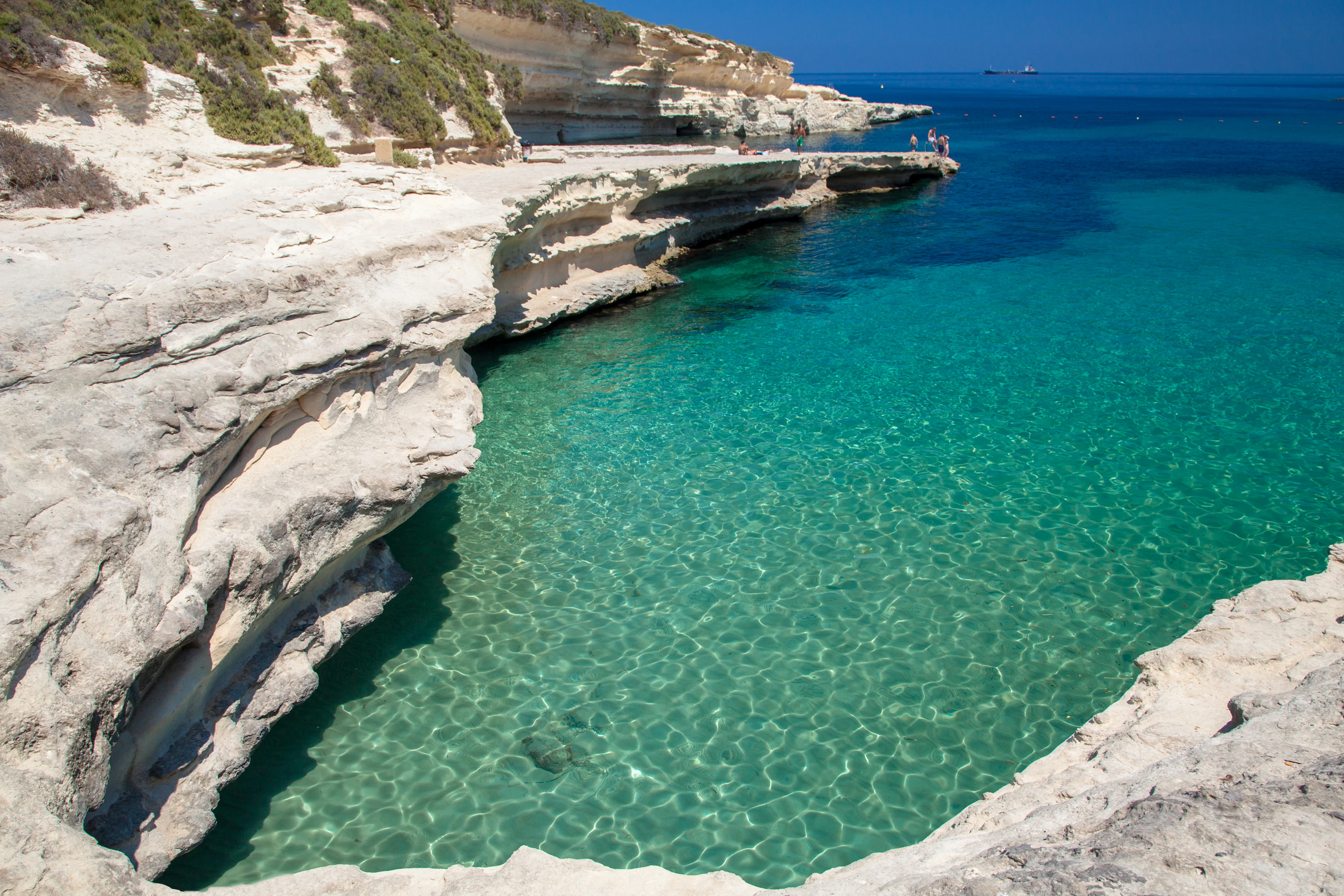 St Peter’s Pool på Malta med turkost vatten och vita kalkstensklippor.