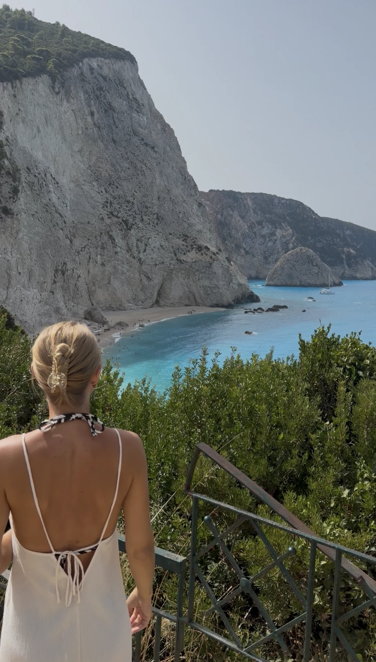 Line blickar ut över det turkosa vattnet och de vita klipporna vid Porto Katsiki på Lefkas
