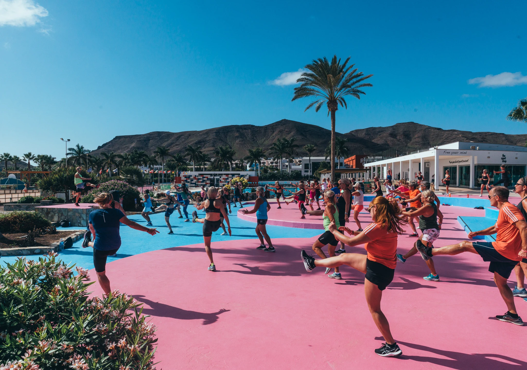 Gruppedans på en rosa plattform på Hotel Playitas Resort