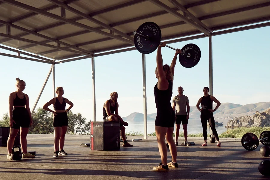 träningspass i WOD box utomhus med berg i bakgrunden
