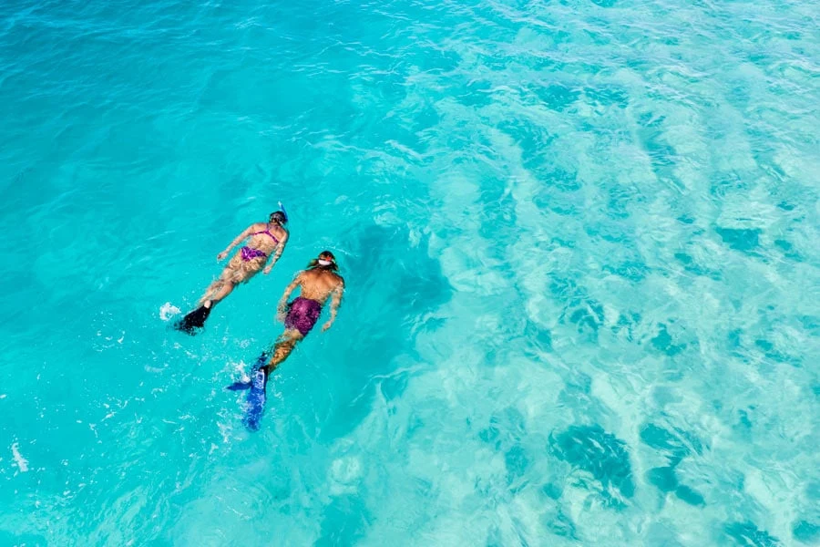 Een koppel aan het snorkelen in Egypte