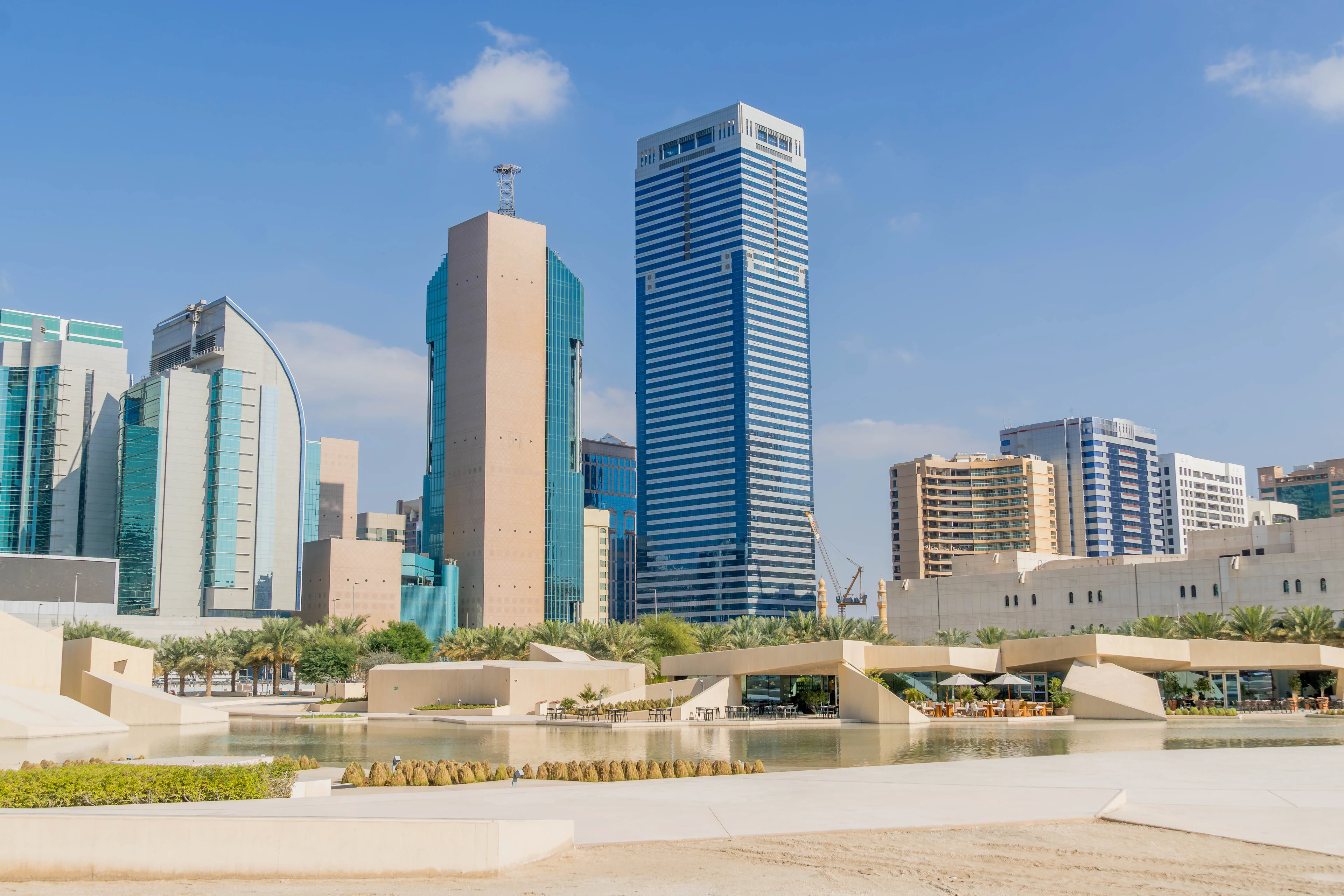 Restauranger och skyskrapor i downtown Abu Dhabi
