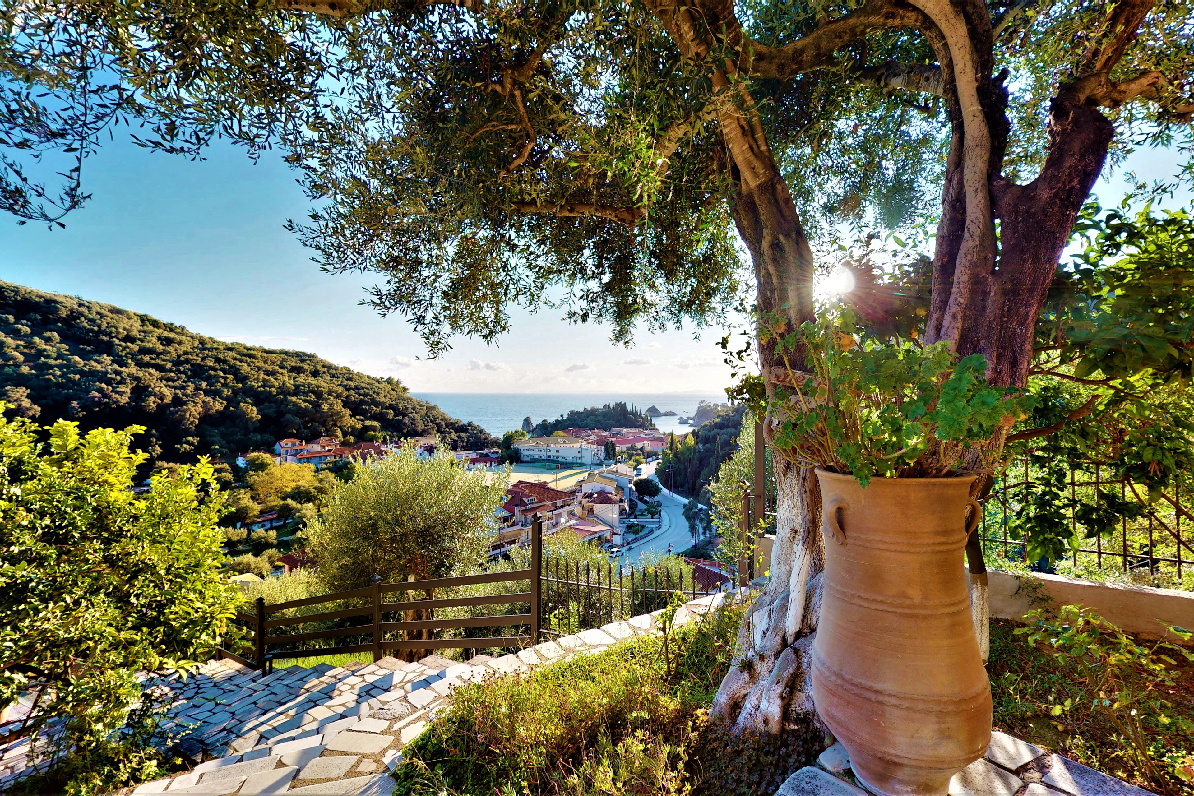 Utsikt över gröna kullar och hus i Parga från hotellet Enetiko i Parga