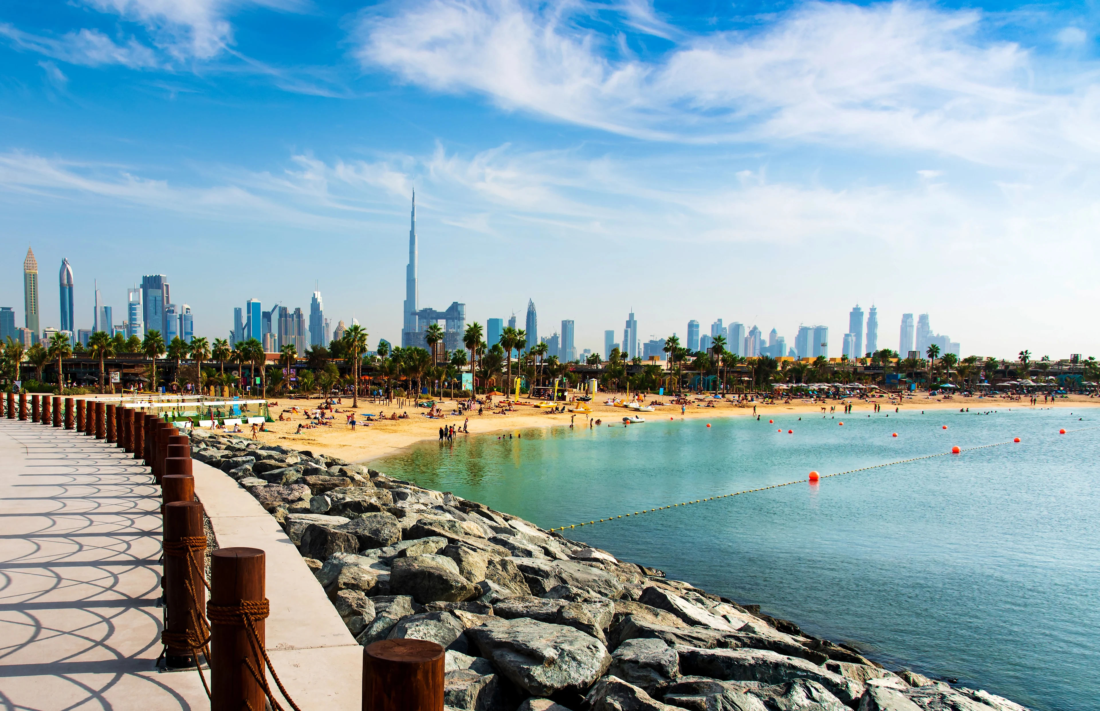 Utsikt över stranden La Mer med Dubais skyskrapor i bakgrunden