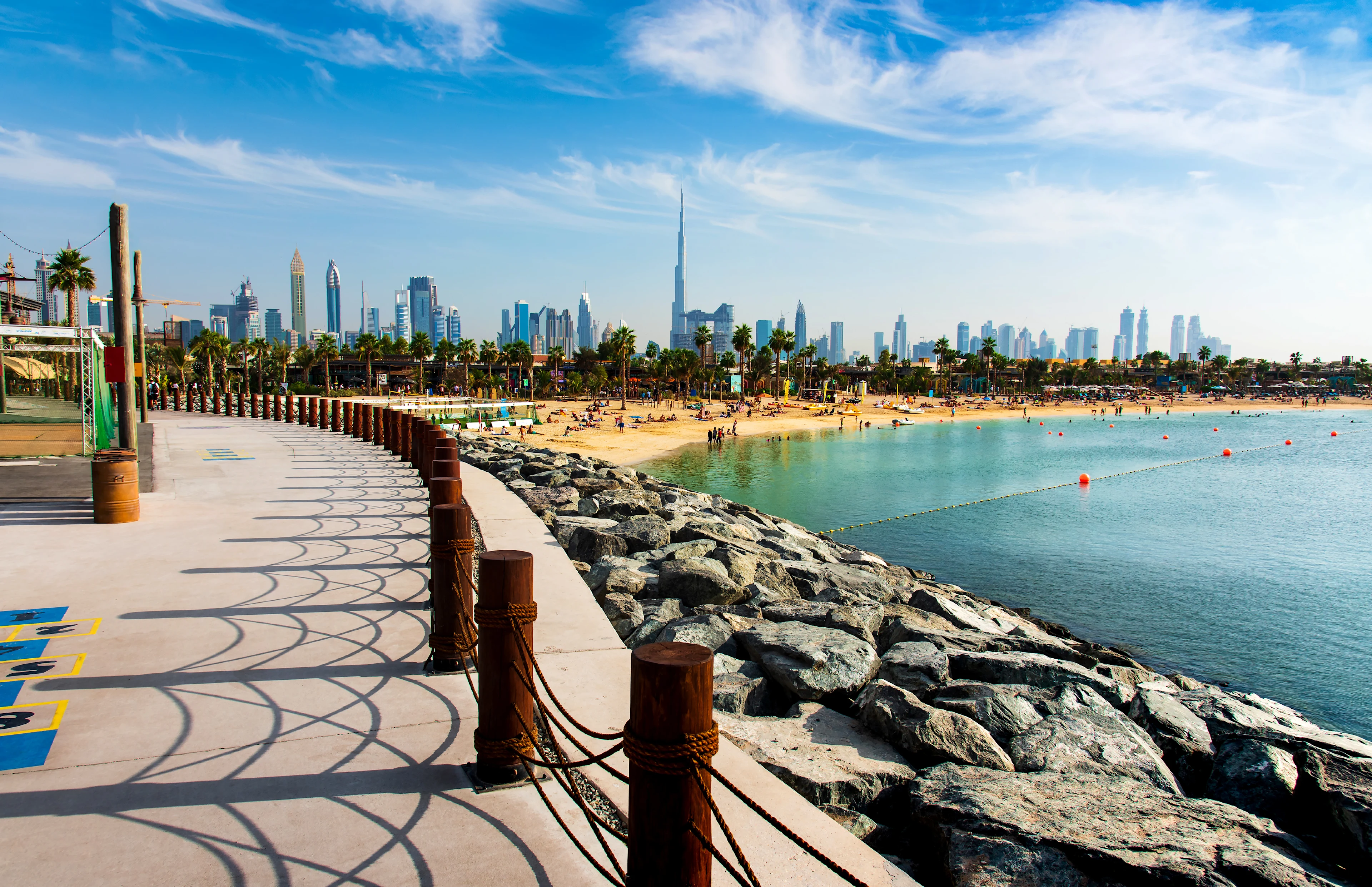 Uitzicht op het strand van La Mer met de wolkenkrabbers van Dubai op de achtergrond